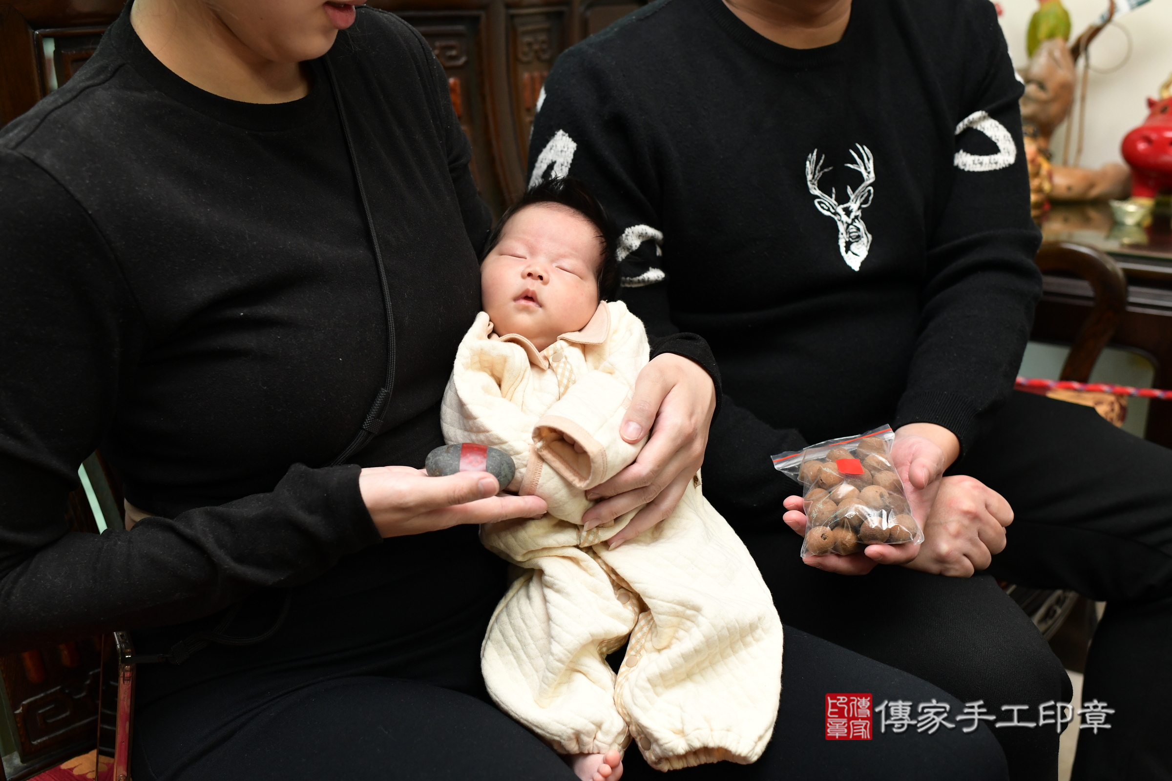 小璇寶寶(台北市大同區到府嬰兒小璇寶寶滿月剃頭理髮、到府嬰兒剃胎毛儀式吉祥話)。到府剃頭剃胎毛主持、專業拍照、證書。★購買「臍帶章、肚臍章、胎毛筆刷印章」贈送：剃頭、收涎、抓周，三選一。2024.12.28，照片11