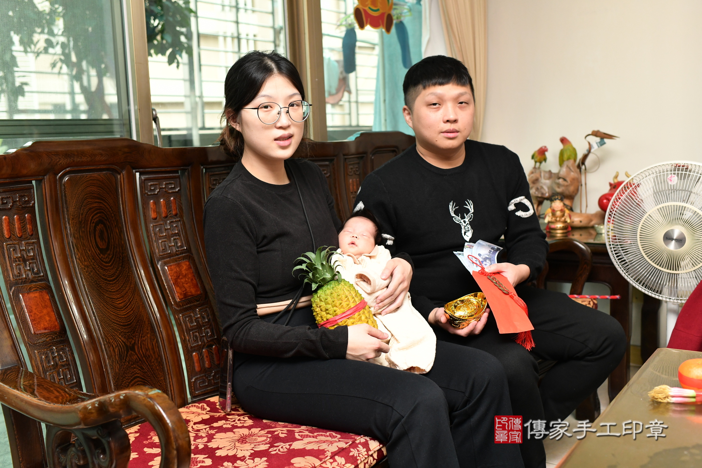 小璇寶寶(台北市大同區到府嬰兒小璇寶寶滿月剃頭理髮、到府嬰兒剃胎毛儀式吉祥話)。到府剃頭剃胎毛主持、專業拍照、證書。★購買「臍帶章、肚臍章、胎毛筆刷印章」贈送：剃頭、收涎、抓周，三選一。2024.12.28，照片14