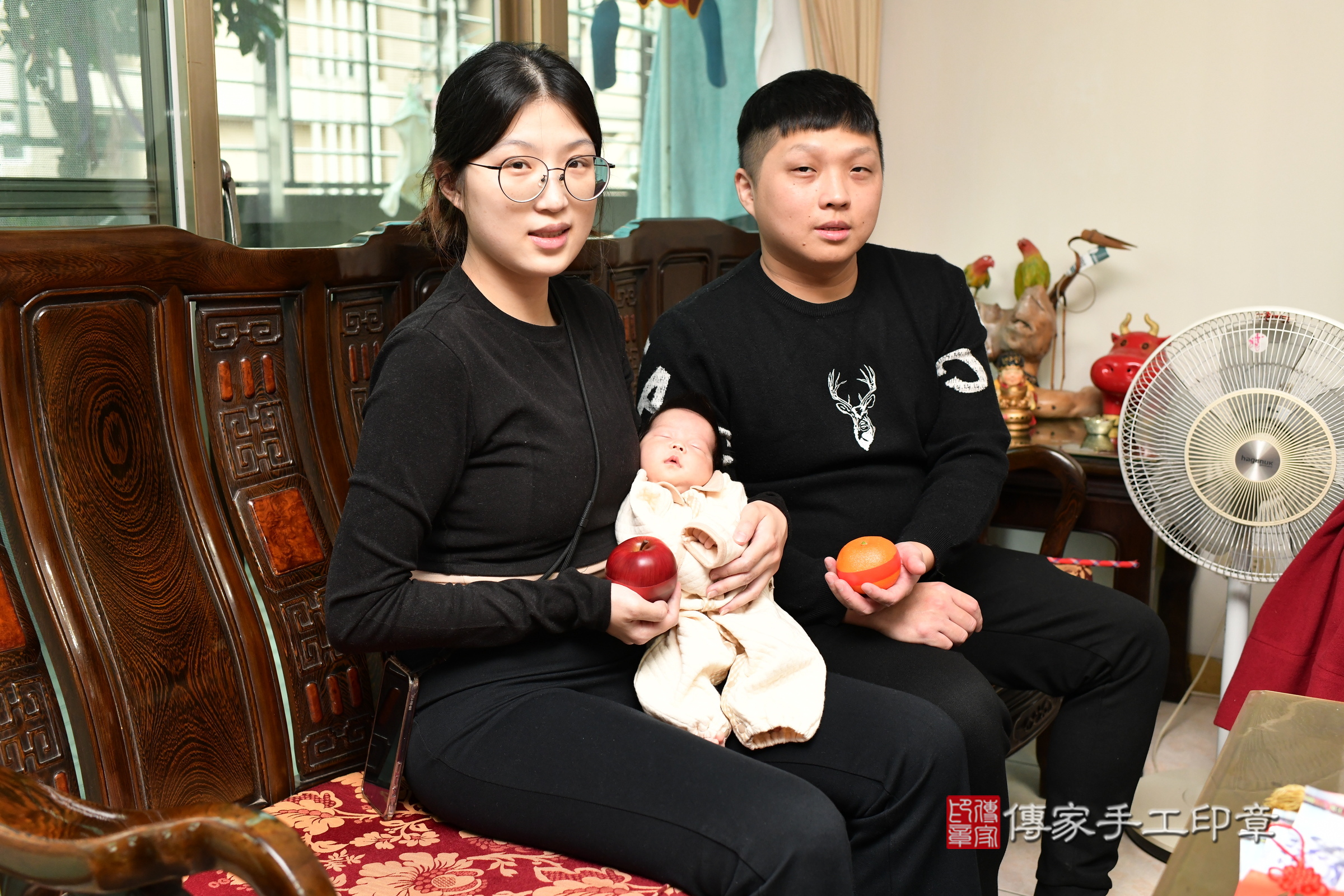 小璇寶寶(台北市大同區到府嬰兒小璇寶寶滿月剃頭理髮、到府嬰兒剃胎毛儀式吉祥話)。到府剃頭剃胎毛主持、專業拍照、證書。★購買「臍帶章、肚臍章、胎毛筆刷印章」贈送：剃頭、收涎、抓周，三選一。2024.12.28，照片8