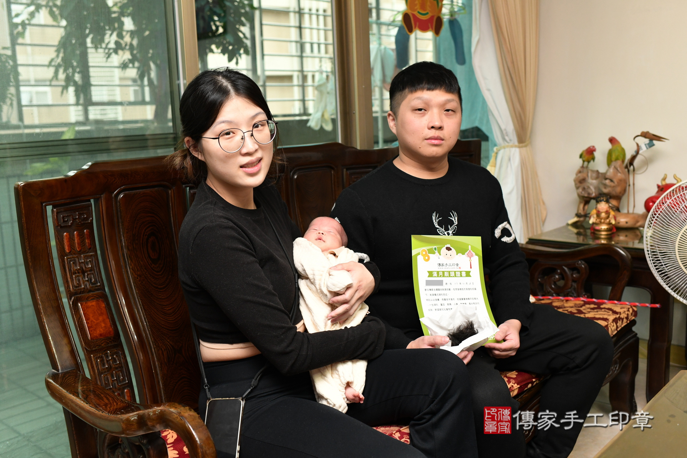 小璇寶寶(台北市大同區到府嬰兒小璇寶寶滿月剃頭理髮、到府嬰兒剃胎毛儀式吉祥話)。到府剃頭剃胎毛主持、專業拍照、證書。★購買「臍帶章、肚臍章、胎毛筆刷印章」贈送：剃頭、收涎、抓周，三選一。2024.12.28，照片19