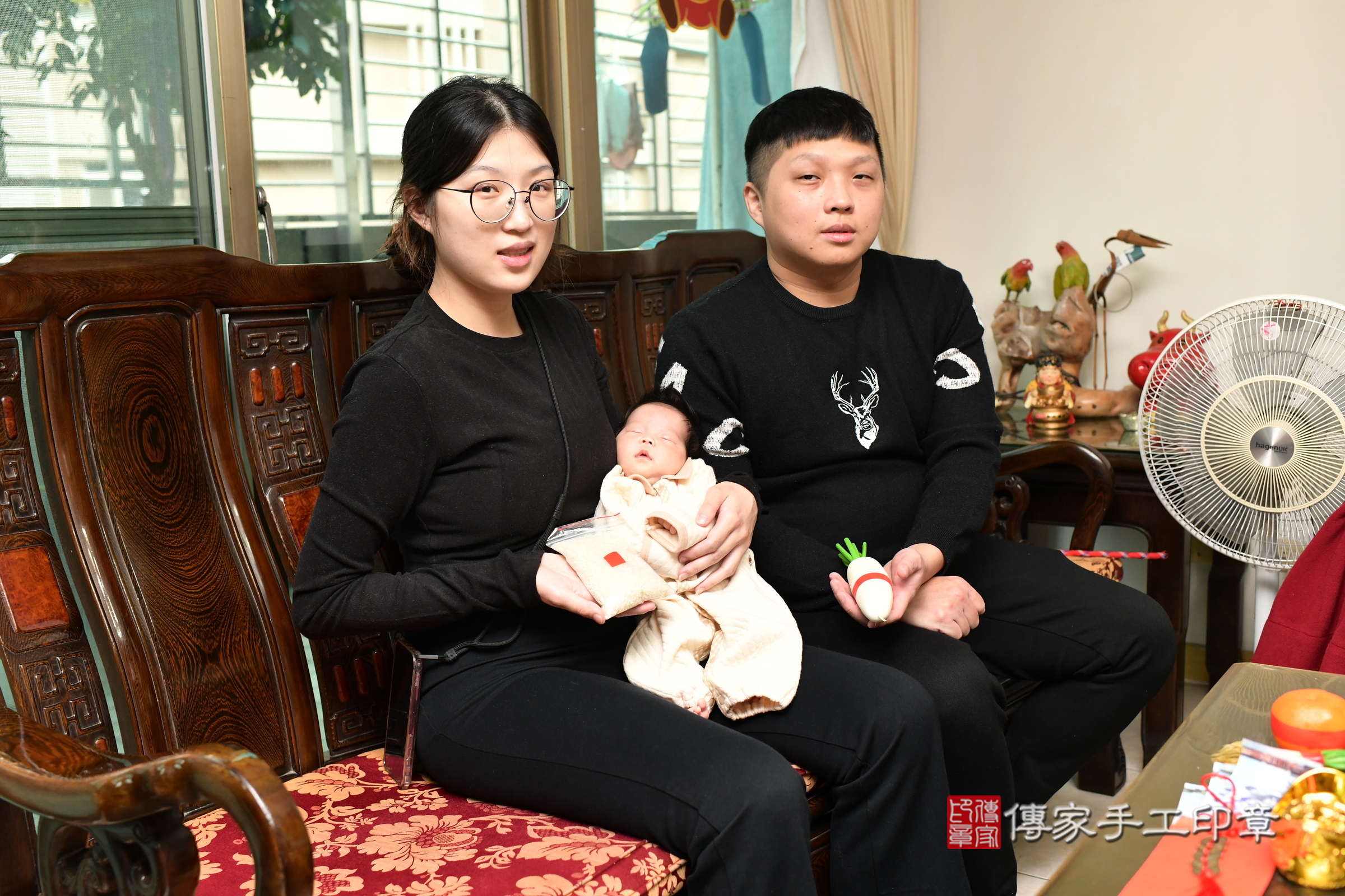 小璇寶寶(台北市大同區到府嬰兒小璇寶寶滿月剃頭理髮、到府嬰兒剃胎毛儀式吉祥話)。到府剃頭剃胎毛主持、專業拍照、證書。★購買「臍帶章、肚臍章、胎毛筆刷印章」贈送：剃頭、收涎、抓周，三選一。2024.12.28，照片12