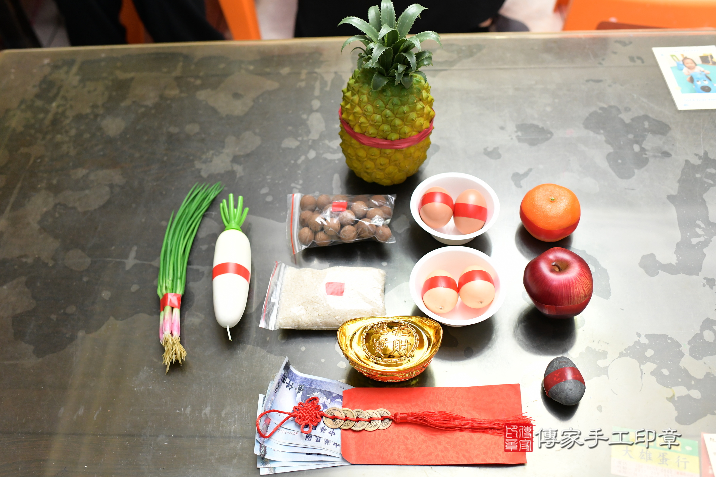 小璇寶寶(台北市大同區到府嬰兒小璇寶寶滿月剃頭理髮、到府嬰兒剃胎毛儀式吉祥話)。到府剃頭剃胎毛主持、專業拍照、證書。★購買「臍帶章、肚臍章、胎毛筆刷印章」贈送：剃頭、收涎、抓周，三選一。2024.12.28，照片5