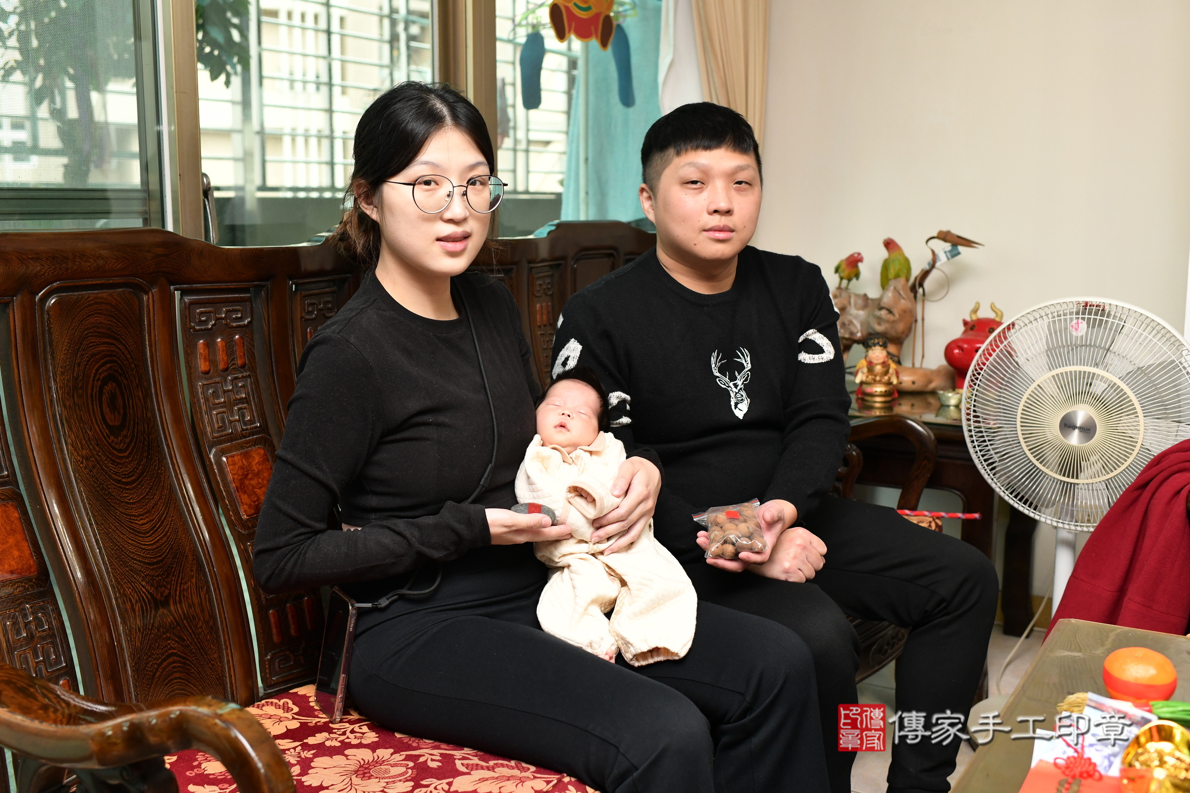 小璇寶寶(台北市大同區到府嬰兒小璇寶寶滿月剃頭理髮、到府嬰兒剃胎毛儀式吉祥話)。到府剃頭剃胎毛主持、專業拍照、證書。★購買「臍帶章、肚臍章、胎毛筆刷印章」贈送：剃頭、收涎、抓周，三選一。2024.12.28，照片10