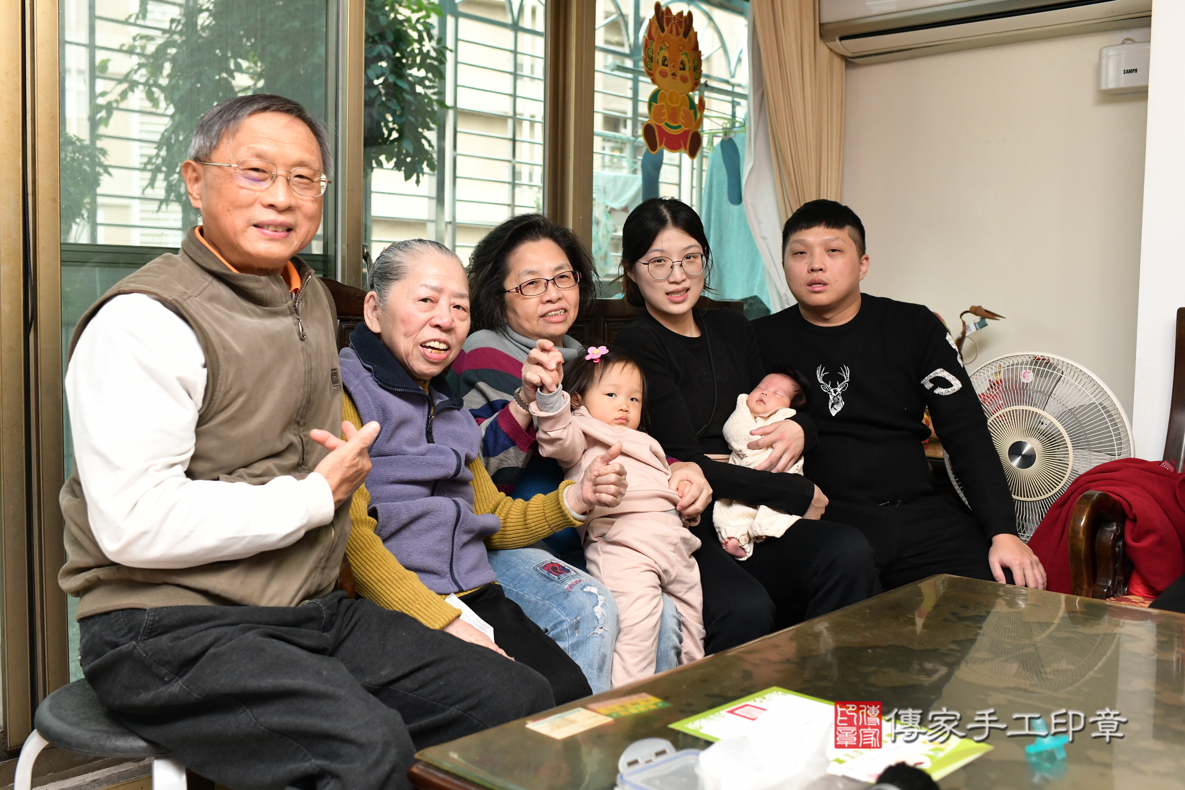 小璇寶寶(台北市大同區到府嬰兒小璇寶寶滿月剃頭理髮、到府嬰兒剃胎毛儀式吉祥話)。到府剃頭剃胎毛主持、專業拍照、證書。★購買「臍帶章、肚臍章、胎毛筆刷印章」贈送：剃頭、收涎、抓周，三選一。2024.12.28，照片4