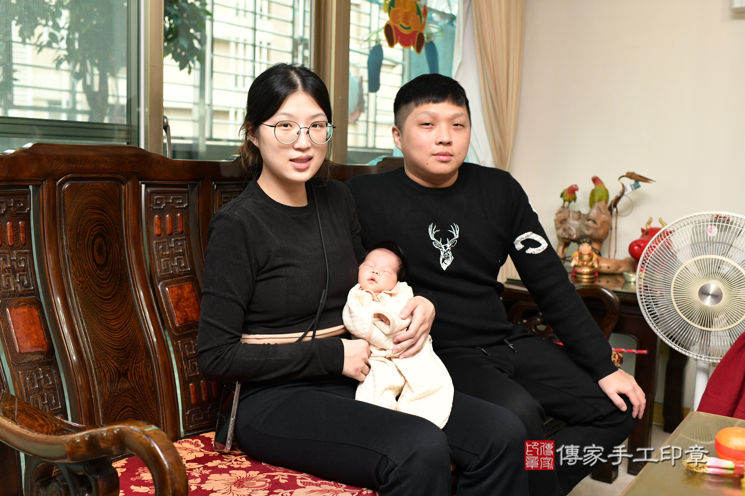小璇寶寶(台北市大同區到府嬰兒小璇寶寶滿月剃頭理髮、到府嬰兒剃胎毛儀式吉祥話)。到府剃頭剃胎毛主持、專業拍照、證書。★購買「臍帶章、肚臍章、胎毛筆刷印章」贈送：剃頭、收涎、抓周，三選一。2024.12.28，照片1