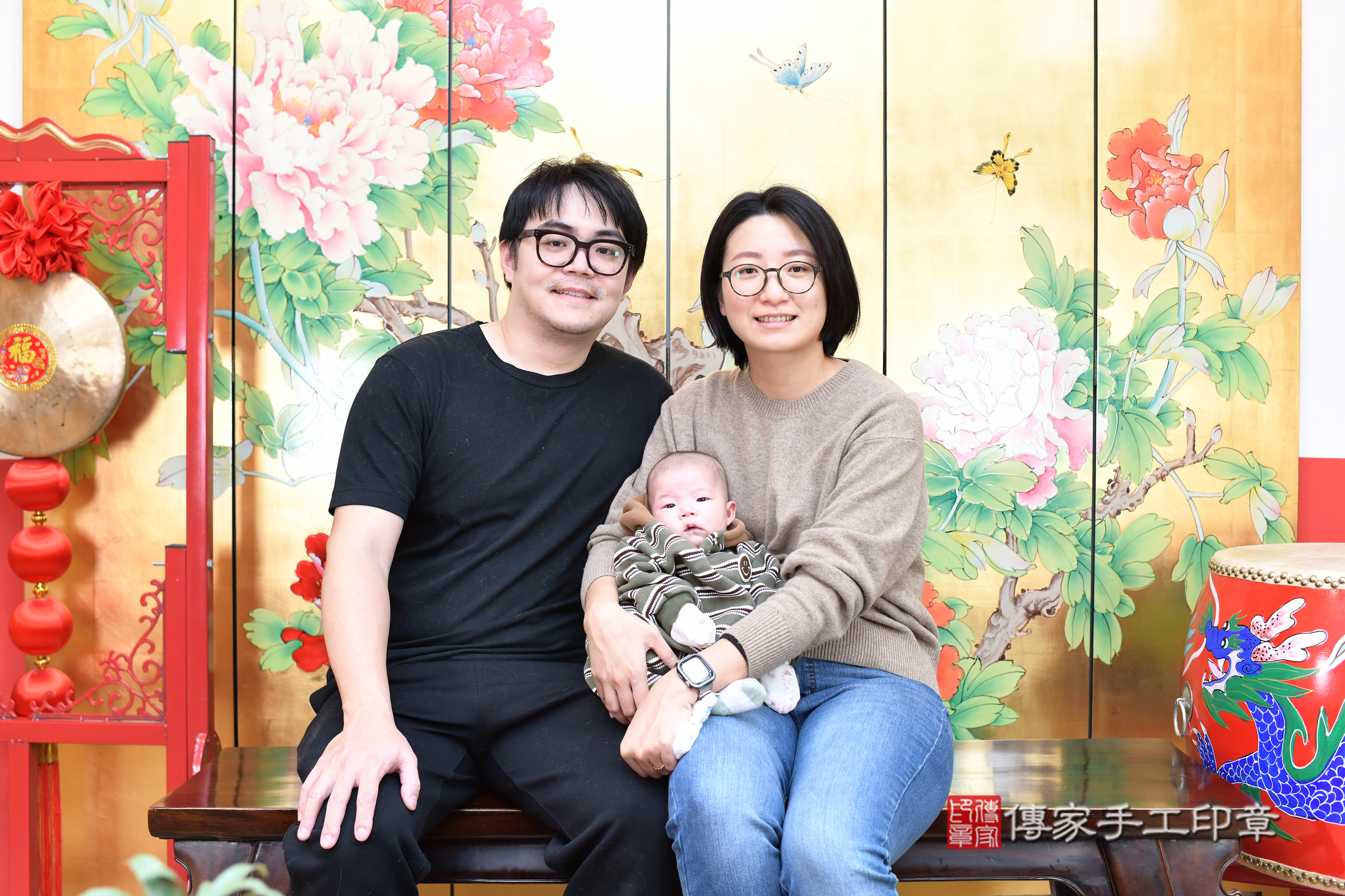 小升寶寶(台北市大同區嬰兒寶寶滿月剃頭理髮、嬰兒剃胎毛儀式吉祥話)。中國風會場，爸媽寶貝穿「日中韓」古裝禮服。專業拍照、證書。★購買「臍帶章、肚臍章、胎毛筆刷印章」贈送：剃頭、收涎、抓周，三選一。2024.12.15，照片1