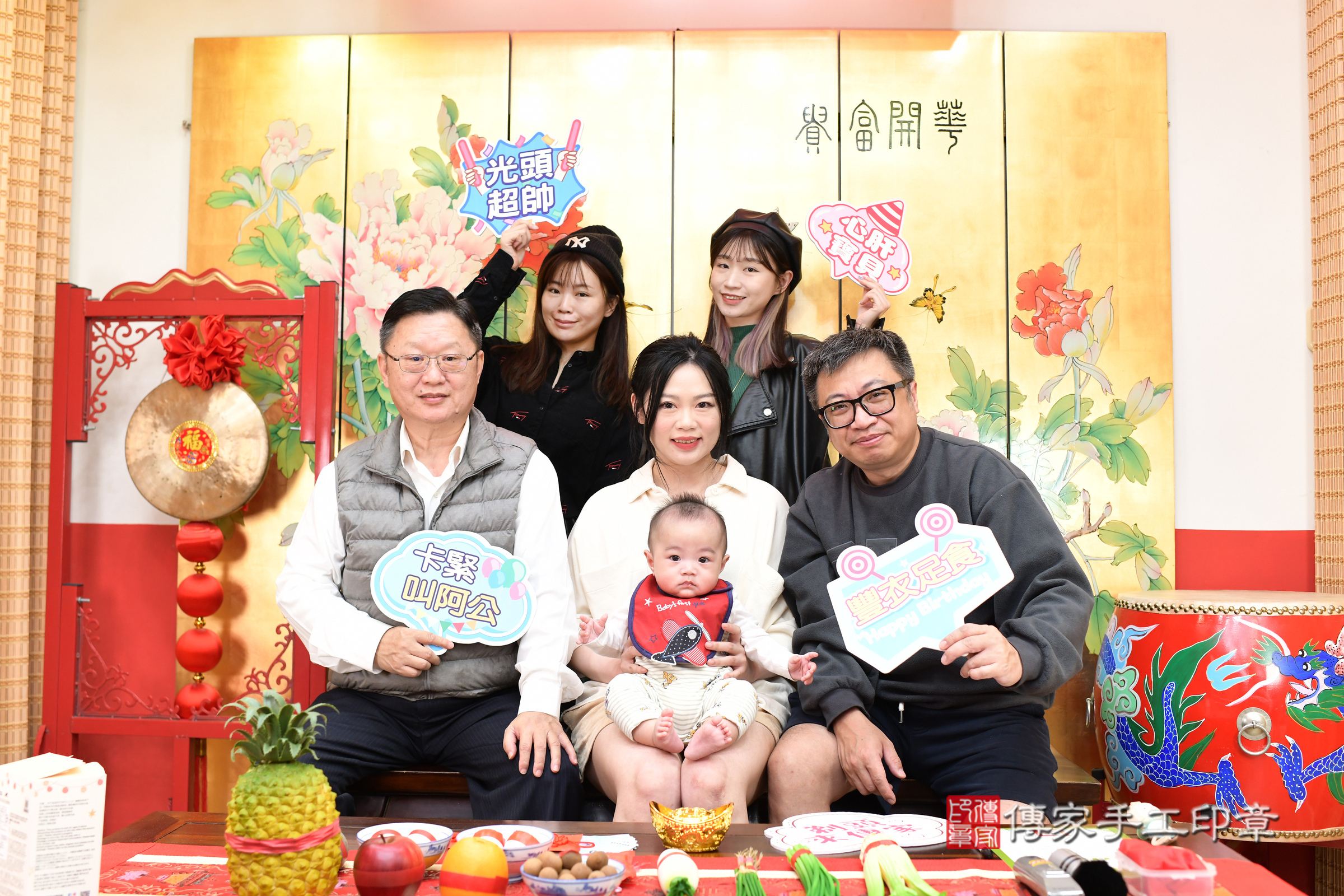 小睿寶寶(台北市大同區嬰兒寶寶滿月剃頭理髮、嬰兒剃胎毛儀式吉祥話)。中國風會場，爸媽寶貝穿「日中韓」古裝禮服。專業拍照、證書。★購買「臍帶章、肚臍章、胎毛筆刷印章」贈送：剃頭、收涎、抓周，三選一。2024.12.25，照片1