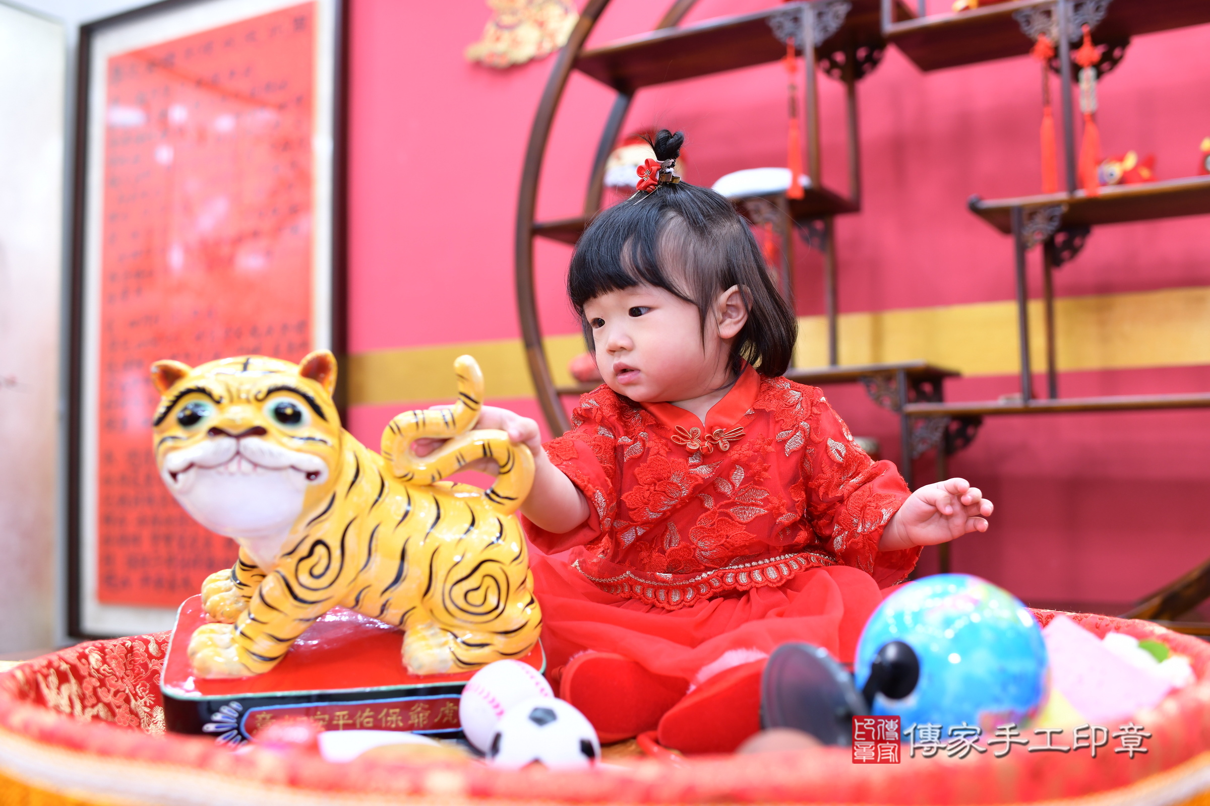 台北市大同區婷婷寶寶抓周推薦:傳家台北店抓周度脺中國風會場,嬰兒古禮抓周流程儀式吉祥話、抓周道具物品24種、拍照。抓周證書。2024.12.28,照片10 台北市大同區婷婷寶寶抓周推薦:傳家台北店抓周度脺中國風會場,嬰兒古禮抓周流程儀式吉祥話、抓周道具物品24種、拍照。抓周證書。2024.12.28,照片10