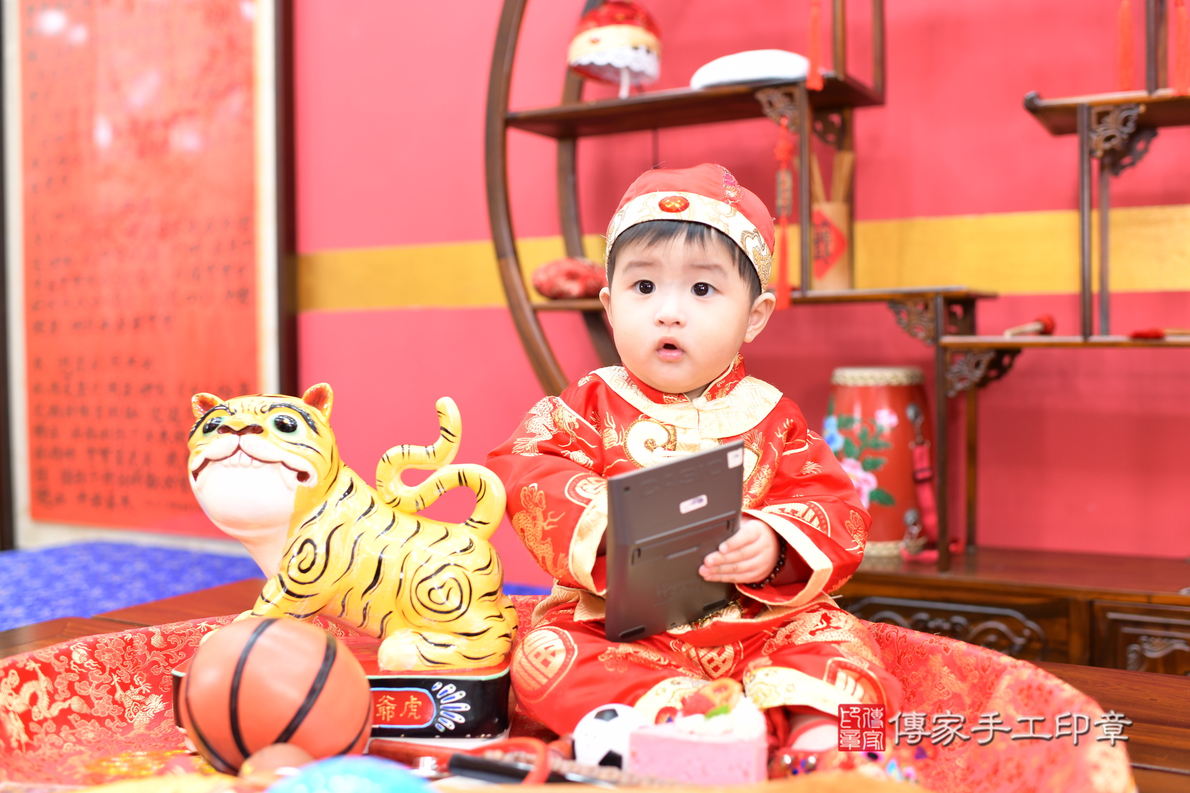 新北市永和區辰辰寶寶抓周推薦:傳家新北店抓周度脺中國風會場,嬰兒古禮抓周流程儀式吉祥話、抓周道具物品24種、拍照。抓周證書。2025.1.1,照片9 新北市永和區辰辰寶寶抓周推薦:傳家新北店抓周度脺中國風會場,嬰兒古禮抓周流程儀式吉祥話、抓周道具物品24種、拍照。抓周證書。2025.1.1,照片9