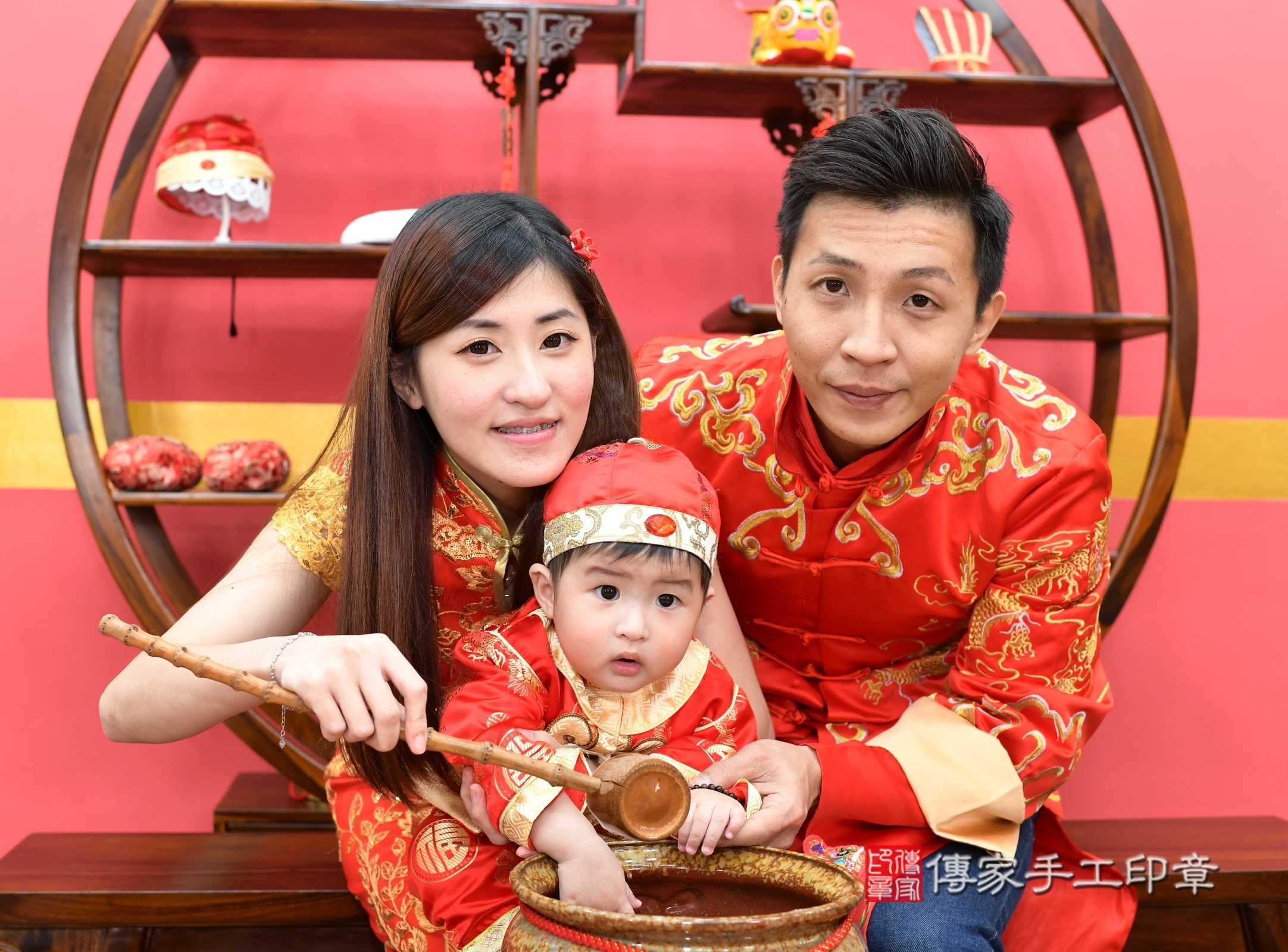 新北市永和區辰辰寶寶抓周推薦:傳家新北店抓周度脺中國風會場,嬰兒古禮抓周流程儀式吉祥話、抓周道具物品24種、拍照。抓周證書。2025.1.1,照片14 新北市永和區辰辰寶寶抓周推薦:傳家新北店抓周度脺中國風會場,嬰兒古禮抓周流程儀式吉祥話、抓周道具物品24種、拍照。抓周證書。2025.1.1,照片14