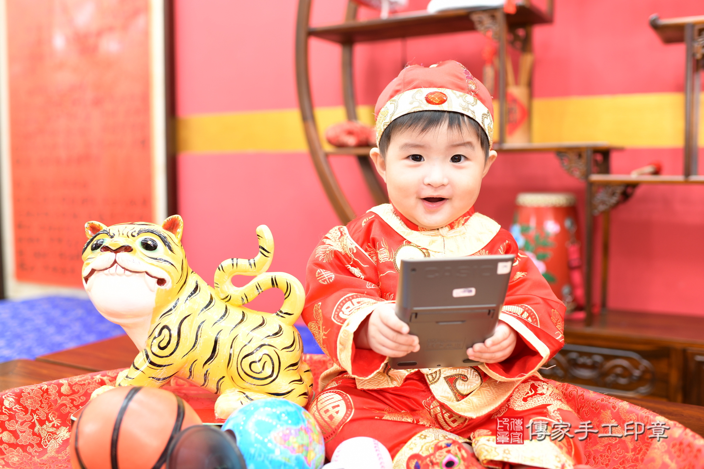 新北市永和區辰辰寶寶抓周推薦:傳家新北店抓周度脺中國風會場,嬰兒古禮抓周流程儀式吉祥話、抓周道具物品24種、拍照。抓周證書。2025.1.1,照片13 新北市永和區辰辰寶寶抓周推薦:傳家新北店抓周度脺中國風會場,嬰兒古禮抓周流程儀式吉祥話、抓周道具物品24種、拍照。抓周證書。2025.1.1,照片13