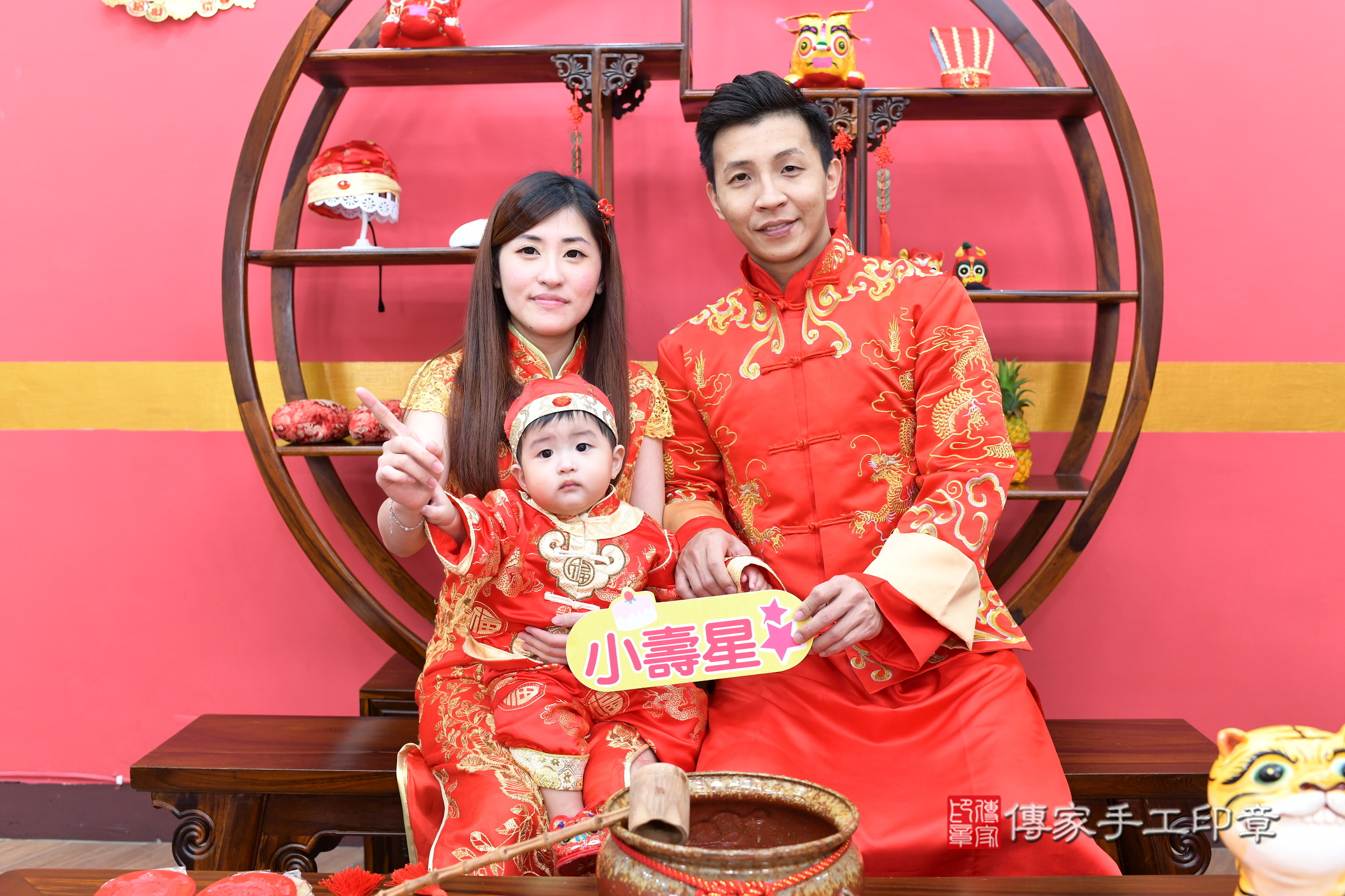 新北市永和區辰辰寶寶抓周推薦：傳家新北店抓周度脺中國風會場，嬰兒古禮抓周流程儀式吉祥話、抓周道具物品24種、拍照。抓周證書。2025.1.1，照片1