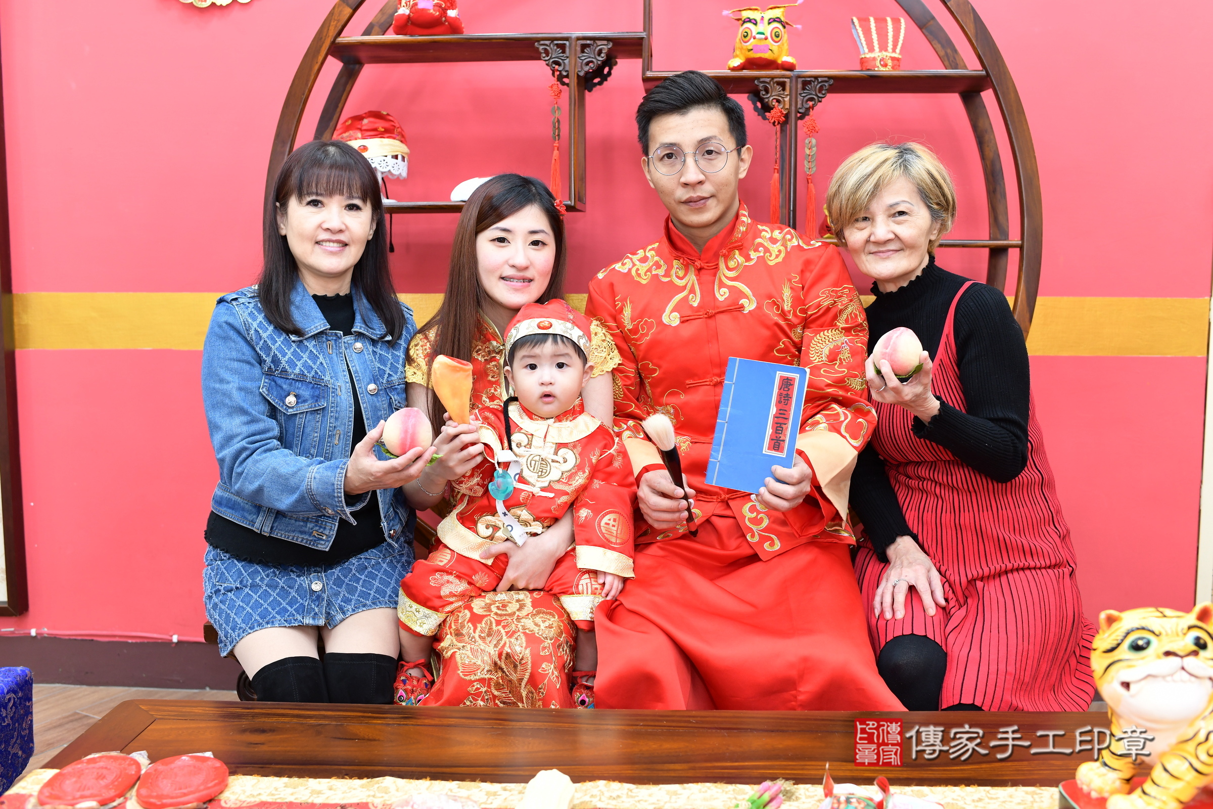 新北市永和區辰辰寶寶抓周推薦:傳家新北店抓周度脺中國風會場,嬰兒古禮抓周流程儀式吉祥話、抓周道具物品24種、拍照。抓周證書。2025.1.1,照片20 新北市永和區辰辰寶寶抓周推薦:傳家新北店抓周度脺中國風會場,嬰兒古禮抓周流程儀式吉祥話、抓周道具物品24種、拍照。抓周證書。2025.1.1,照片20