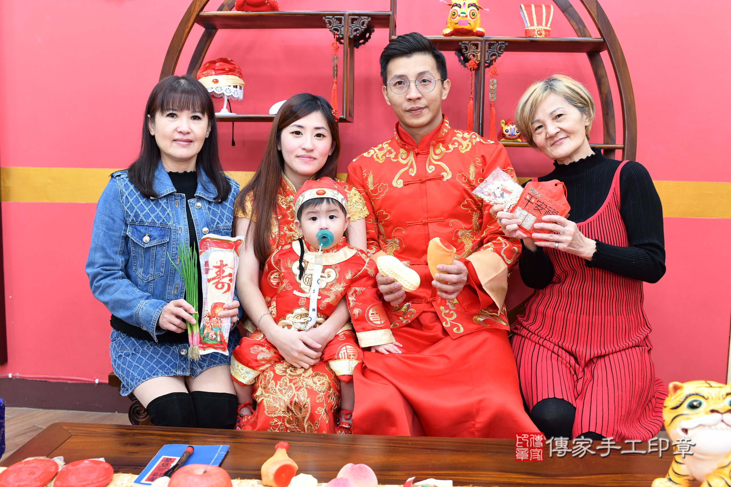 新北市永和區辰辰寶寶抓周推薦:傳家新北店抓周度脺中國風會場,嬰兒古禮抓周流程儀式吉祥話、抓周道具物品24種、拍照。抓周證書。2025.1.1,照片21 新北市永和區辰辰寶寶抓周推薦:傳家新北店抓周度脺中國風會場,嬰兒古禮抓周流程儀式吉祥話、抓周道具物品24種、拍照。抓周證書。2025.1.1,照片21