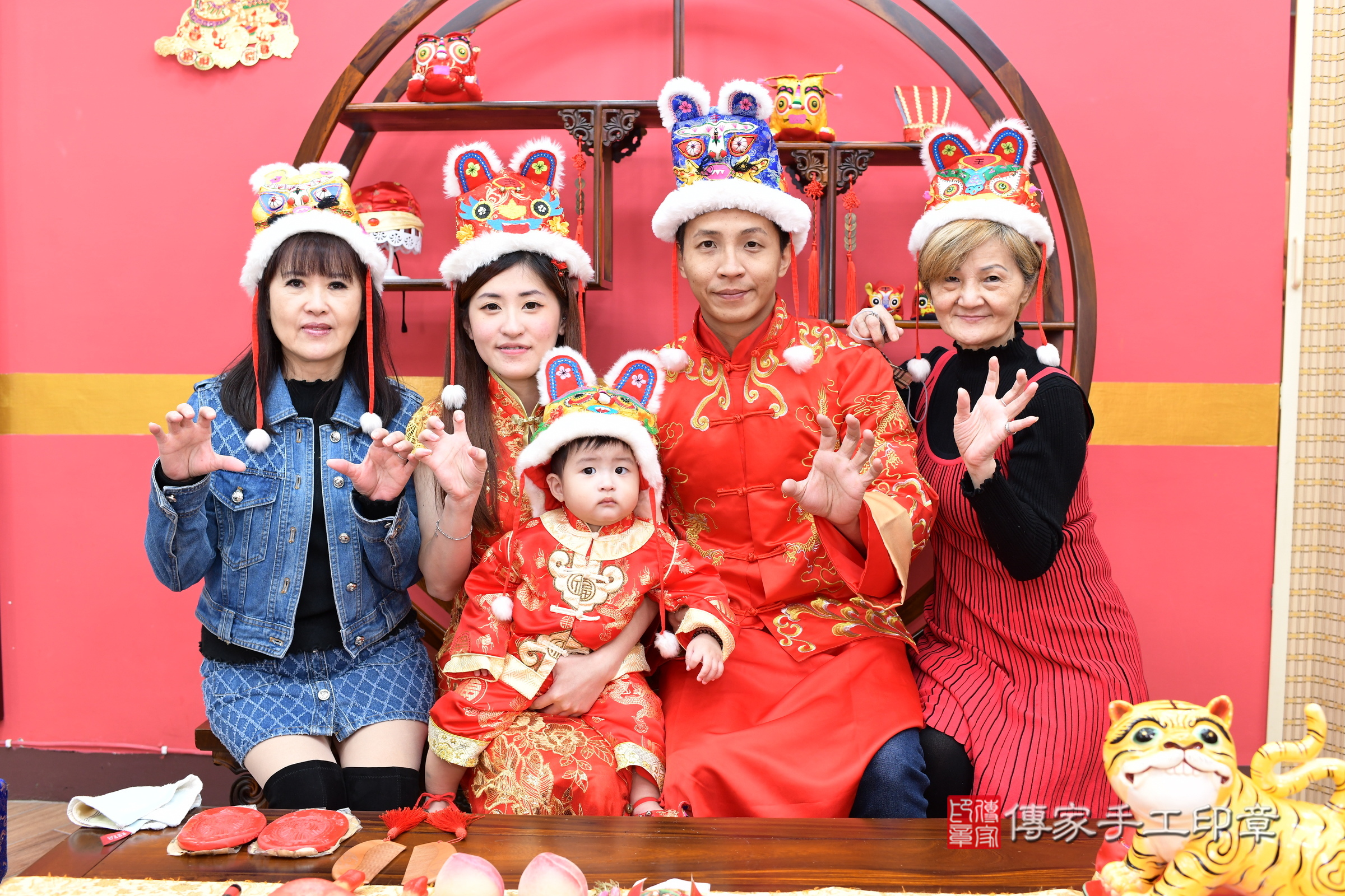 新北市永和區辰辰寶寶抓周推薦:傳家新北店抓周度脺中國風會場,嬰兒古禮抓周流程儀式吉祥話、抓周道具物品24種、拍照。抓周證書。2025.1.1,照片23 新北市永和區辰辰寶寶抓周推薦:傳家新北店抓周度脺中國風會場,嬰兒古禮抓周流程儀式吉祥話、抓周道具物品24種、拍照。抓周證書。2025.1.1,照片23