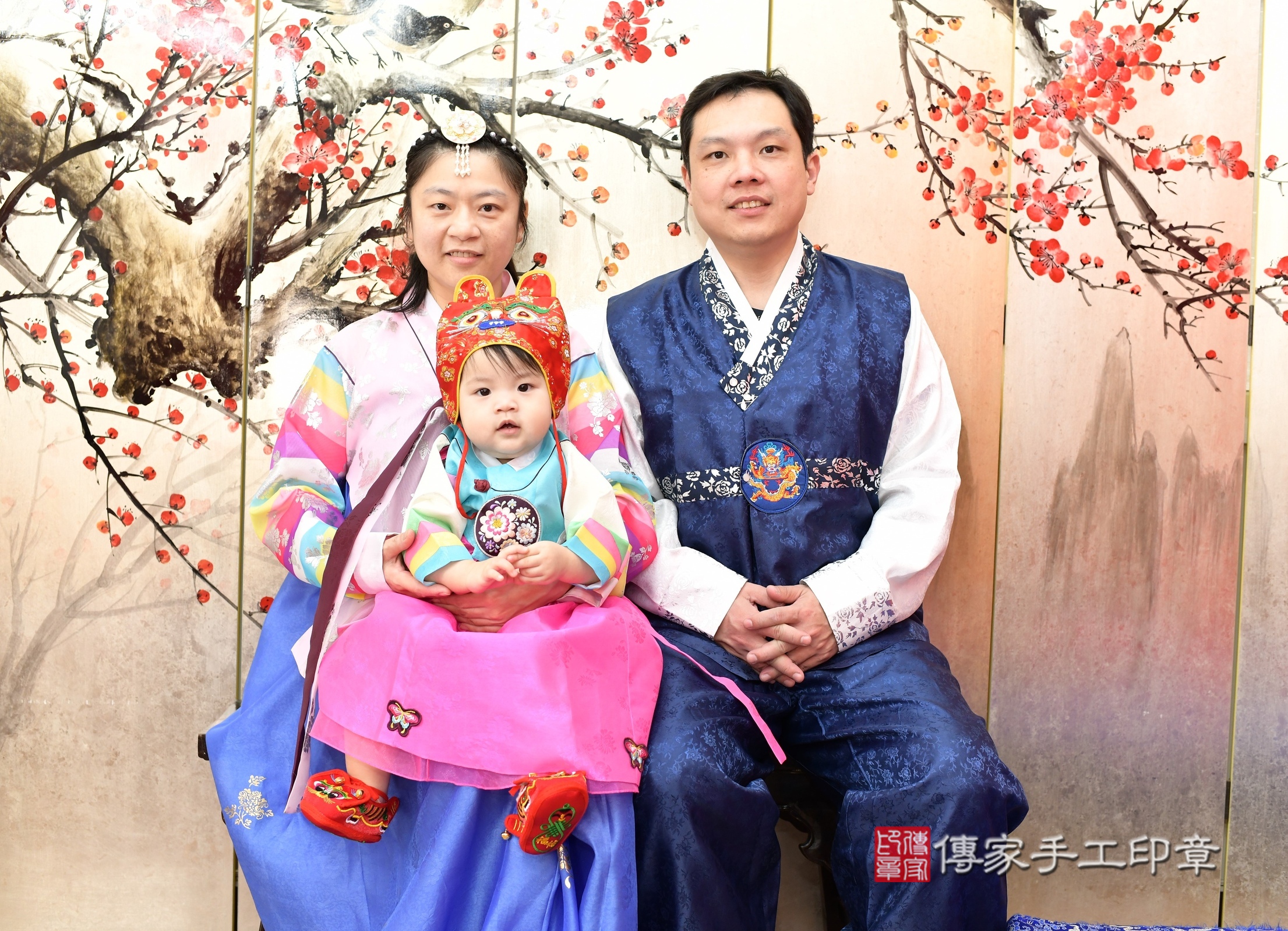 新北市永和區蓁蓁寶寶抓周推薦：傳家新北店抓周度脺中國風會場，嬰兒古禮抓周流程儀式吉祥話、抓周道具物品24種、拍照。抓周證書。2025.1.2，照片1