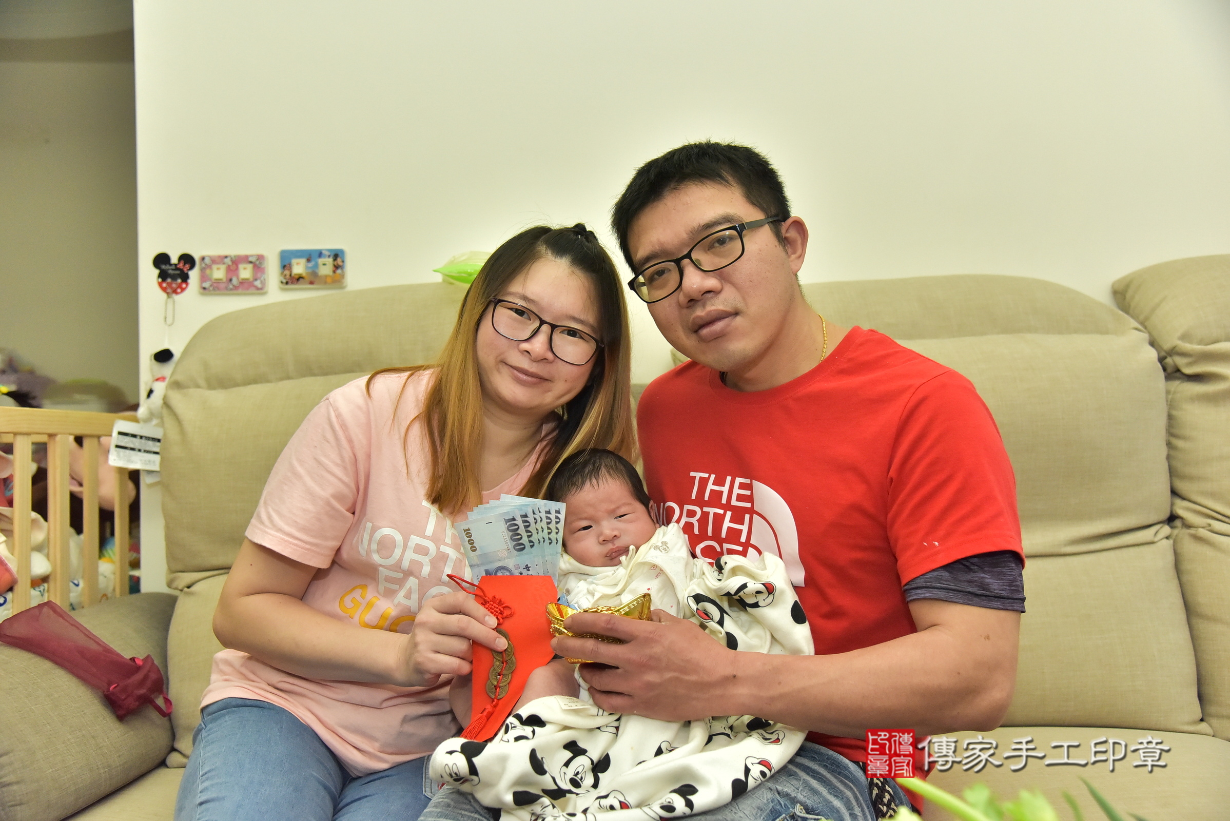小展寶寶(新北淡水區到府嬰兒小展寶寶滿月剃頭理髮、到府嬰兒剃胎毛儀式吉祥話)。到府剃頭剃胎毛主持、專業拍照、證書。★購買「臍帶章、肚臍章、胎毛筆刷印章」贈送：剃頭、收涎、抓周，三選一。2025.1.3，照片11