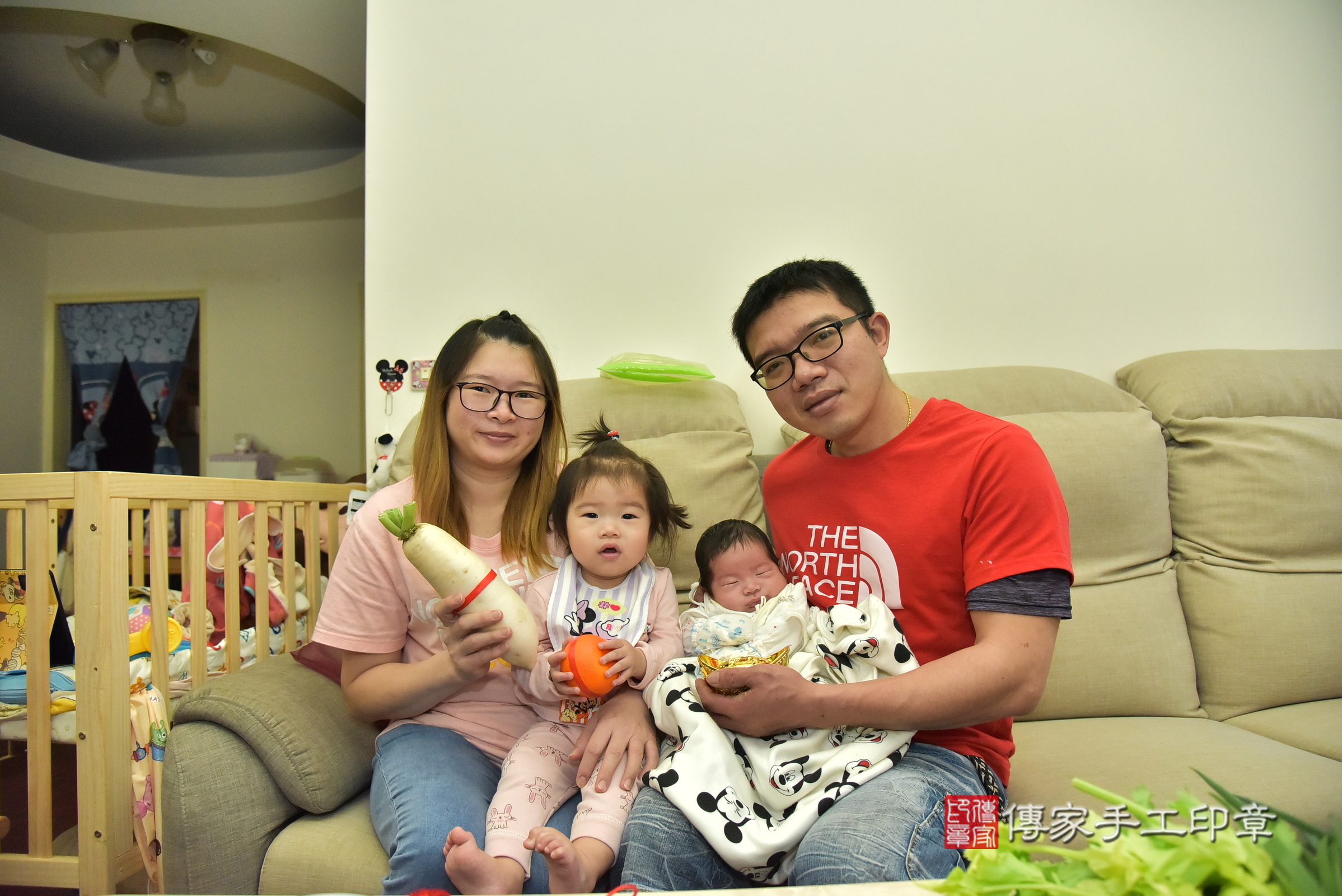 小展寶寶(新北淡水區到府嬰兒小展寶寶滿月剃頭理髮、到府嬰兒剃胎毛儀式吉祥話)。到府剃頭剃胎毛主持、專業拍照、證書。★購買「臍帶章、肚臍章、胎毛筆刷印章」贈送：剃頭、收涎、抓周，三選一。2025.1.3，照片3
