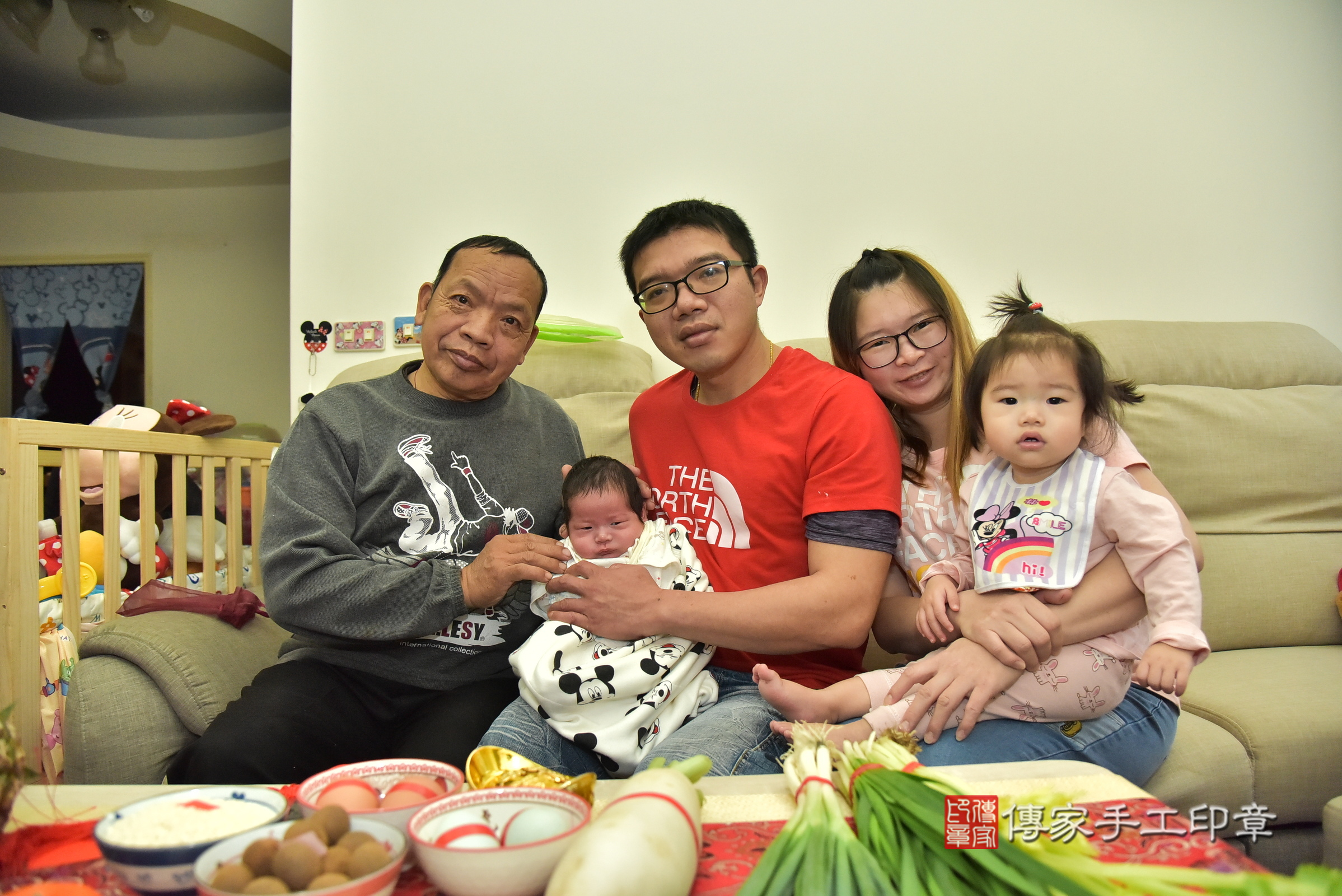 小展寶寶(新北淡水區到府嬰兒小展寶寶滿月剃頭理髮、到府嬰兒剃胎毛儀式吉祥話)。到府剃頭剃胎毛主持、專業拍照、證書。★購買「臍帶章、肚臍章、胎毛筆刷印章」贈送：剃頭、收涎、抓周，三選一。2025.1.3，照片1