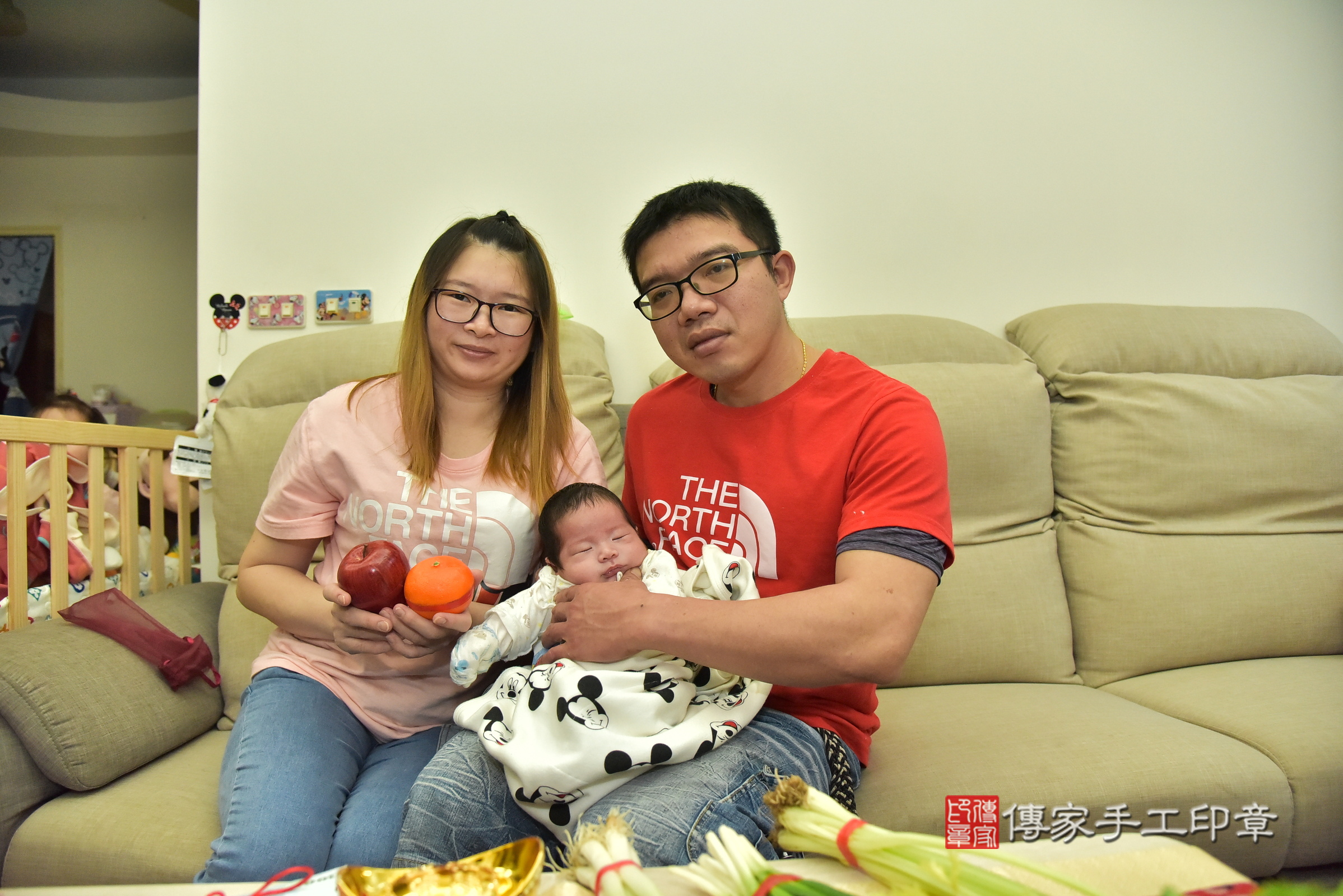 小展寶寶(新北淡水區到府嬰兒小展寶寶滿月剃頭理髮、到府嬰兒剃胎毛儀式吉祥話)。到府剃頭剃胎毛主持、專業拍照、證書。★購買「臍帶章、肚臍章、胎毛筆刷印章」贈送：剃頭、收涎、抓周，三選一。2025.1.3，照片4