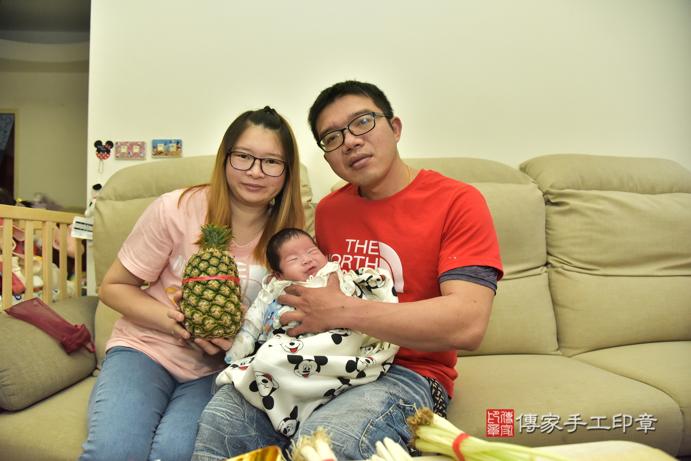 小展寶寶(新北淡水區到府嬰兒小展寶寶滿月剃頭理髮、到府嬰兒剃胎毛儀式吉祥話)。到府剃頭剃胎毛主持、專業拍照、證書。★購買「臍帶章、肚臍章、胎毛筆刷印章」贈送：剃頭、收涎、抓周，三選一。2025.1.3，照片6