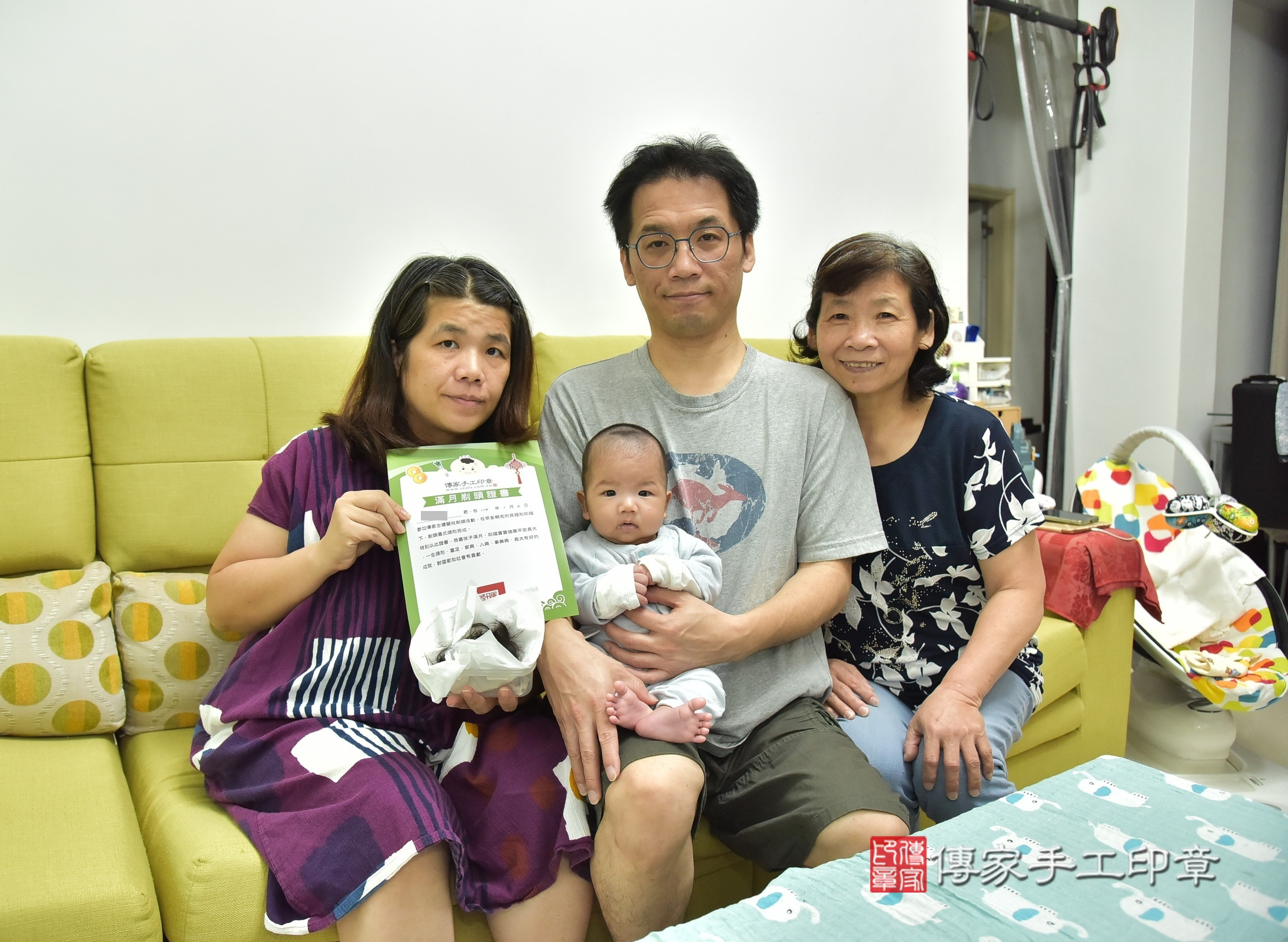 軒軒寶寶(新北市永和區到府嬰兒軒軒寶寶滿月剃頭理髮、到府嬰兒剃胎毛儀式吉祥話)。到府剃頭剃胎毛主持、專業拍照、證書。★購買「臍帶章、肚臍章、胎毛筆刷印章」贈送：剃頭、收涎、抓周，三選一。2025.1.4，照片15
