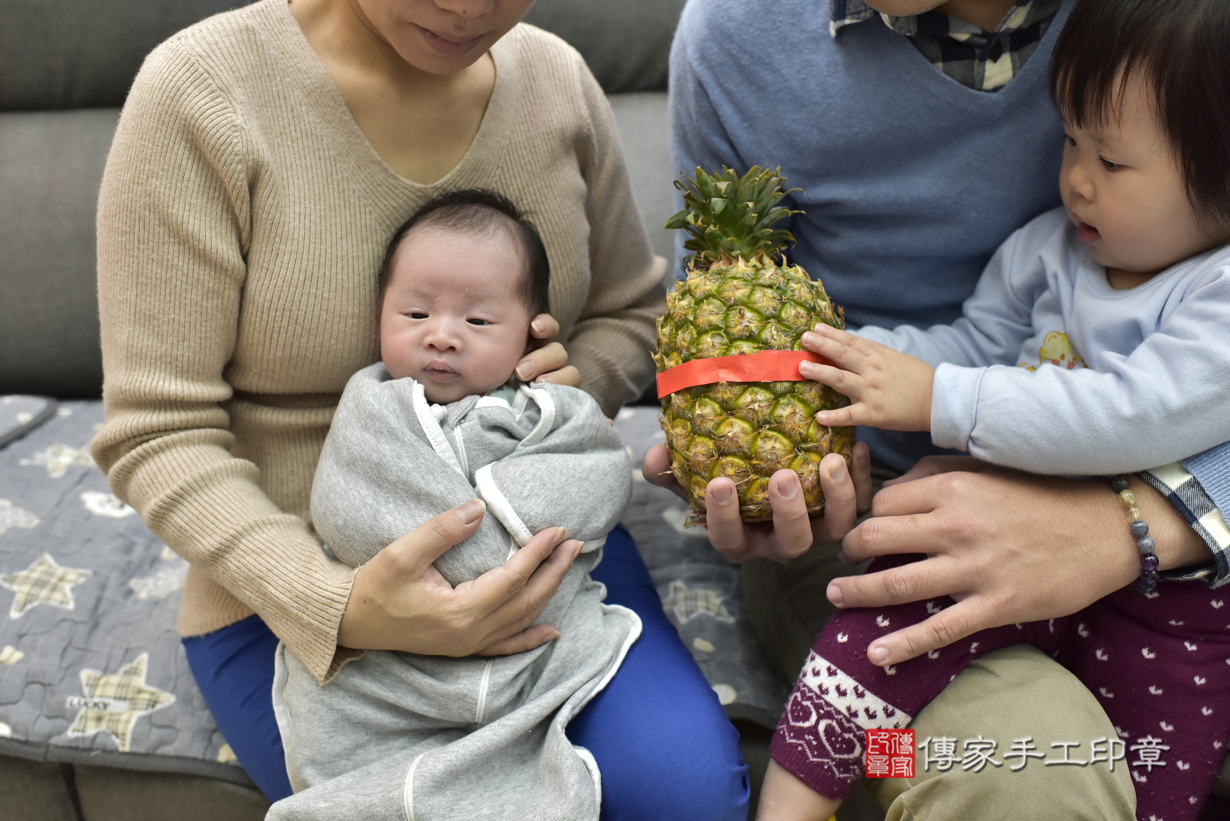 睿睿寶寶(新北市新莊區到府嬰兒睿睿寶寶滿月剃頭理髮、到府嬰兒剃胎毛儀式吉祥話)。到府剃頭剃胎毛主持、專業拍照、證書。★購買「臍帶章、肚臍章、胎毛筆刷印章」贈送：剃頭、收涎、抓周，三選一。2025.1.4，照片15