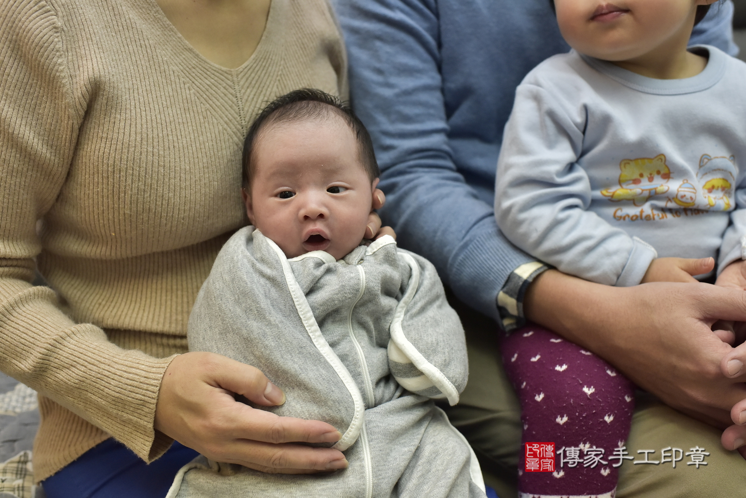 睿睿寶寶(新北市新莊區到府嬰兒睿睿寶寶滿月剃頭理髮、到府嬰兒剃胎毛儀式吉祥話)。到府剃頭剃胎毛主持、專業拍照、證書。★購買「臍帶章、肚臍章、胎毛筆刷印章」贈送：剃頭、收涎、抓周，三選一。2025.1.4，照片1