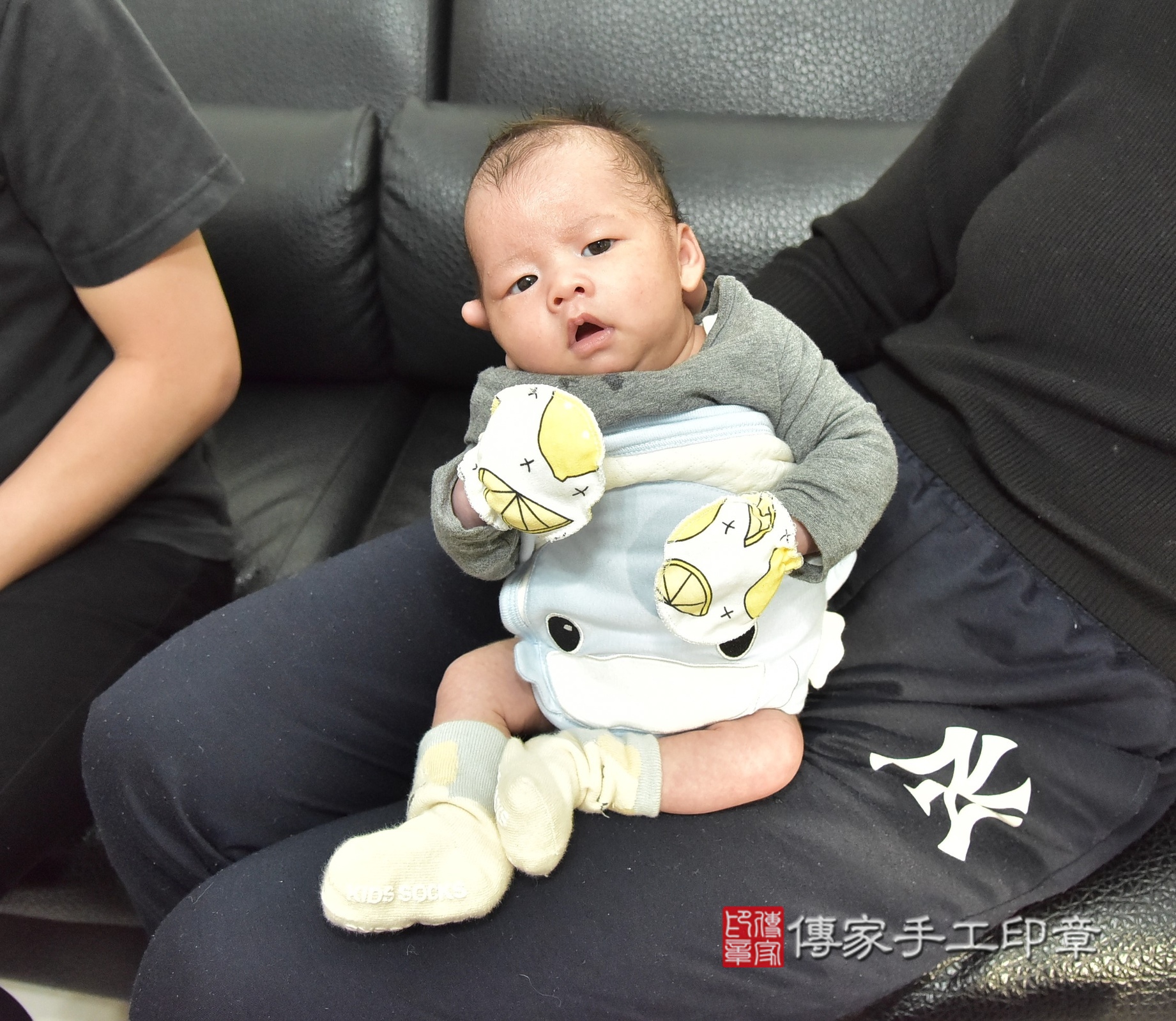小焺寶寶(新北市蘆洲區到府嬰兒小焺寶寶滿月剃頭理髮、到府嬰兒剃胎毛儀式吉祥話)。到府剃頭剃胎毛主持、專業拍照、證書。★購買「臍帶章、肚臍章、胎毛筆刷印章」贈送：剃頭、收涎、抓周，三選一。2025.1.4，照片2