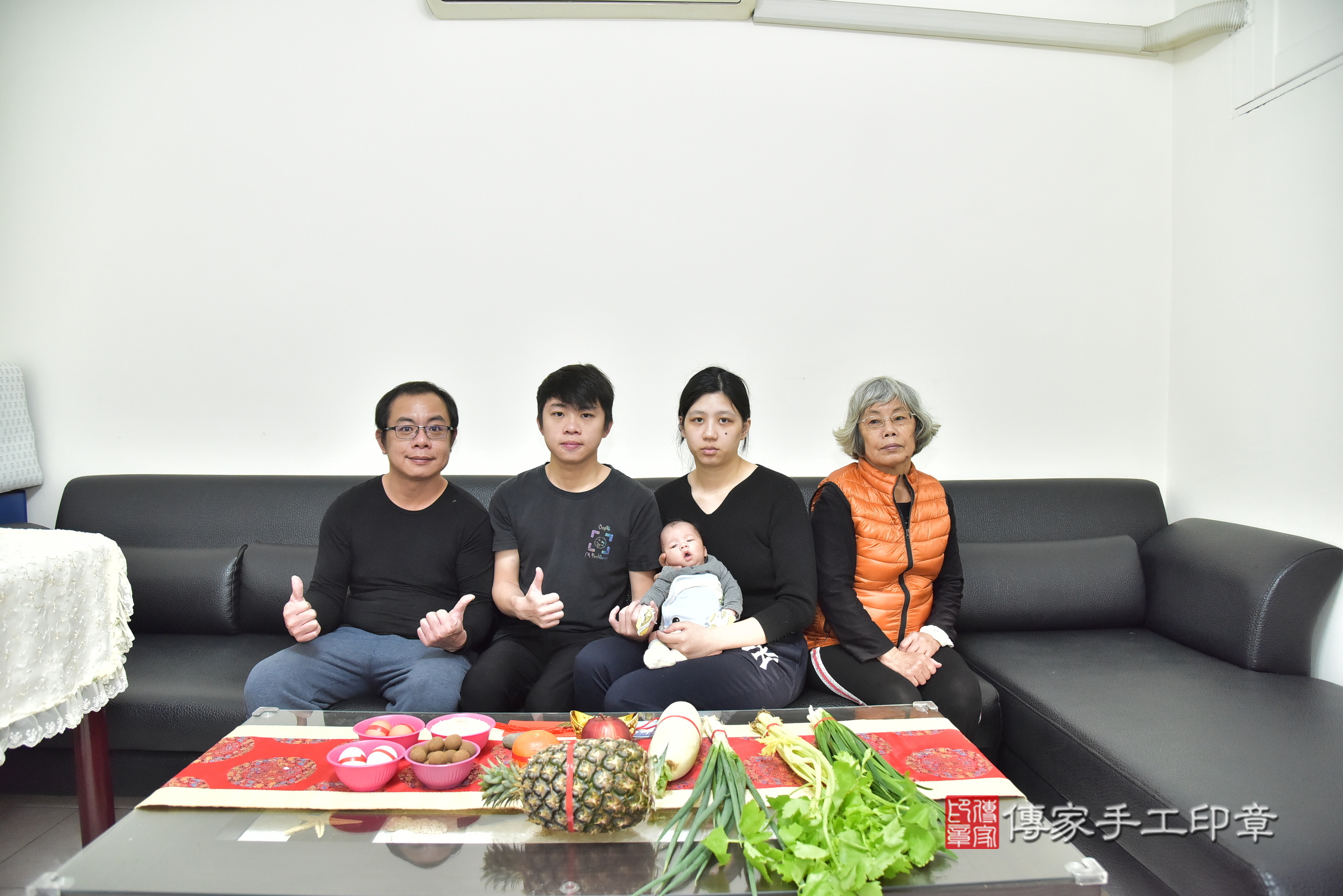 小焺寶寶(新北市蘆洲區到府嬰兒小焺寶寶滿月剃頭理髮、到府嬰兒剃胎毛儀式吉祥話)。到府剃頭剃胎毛主持、專業拍照、證書。★購買「臍帶章、肚臍章、胎毛筆刷印章」贈送：剃頭、收涎、抓周，三選一。2025.1.4，照片3