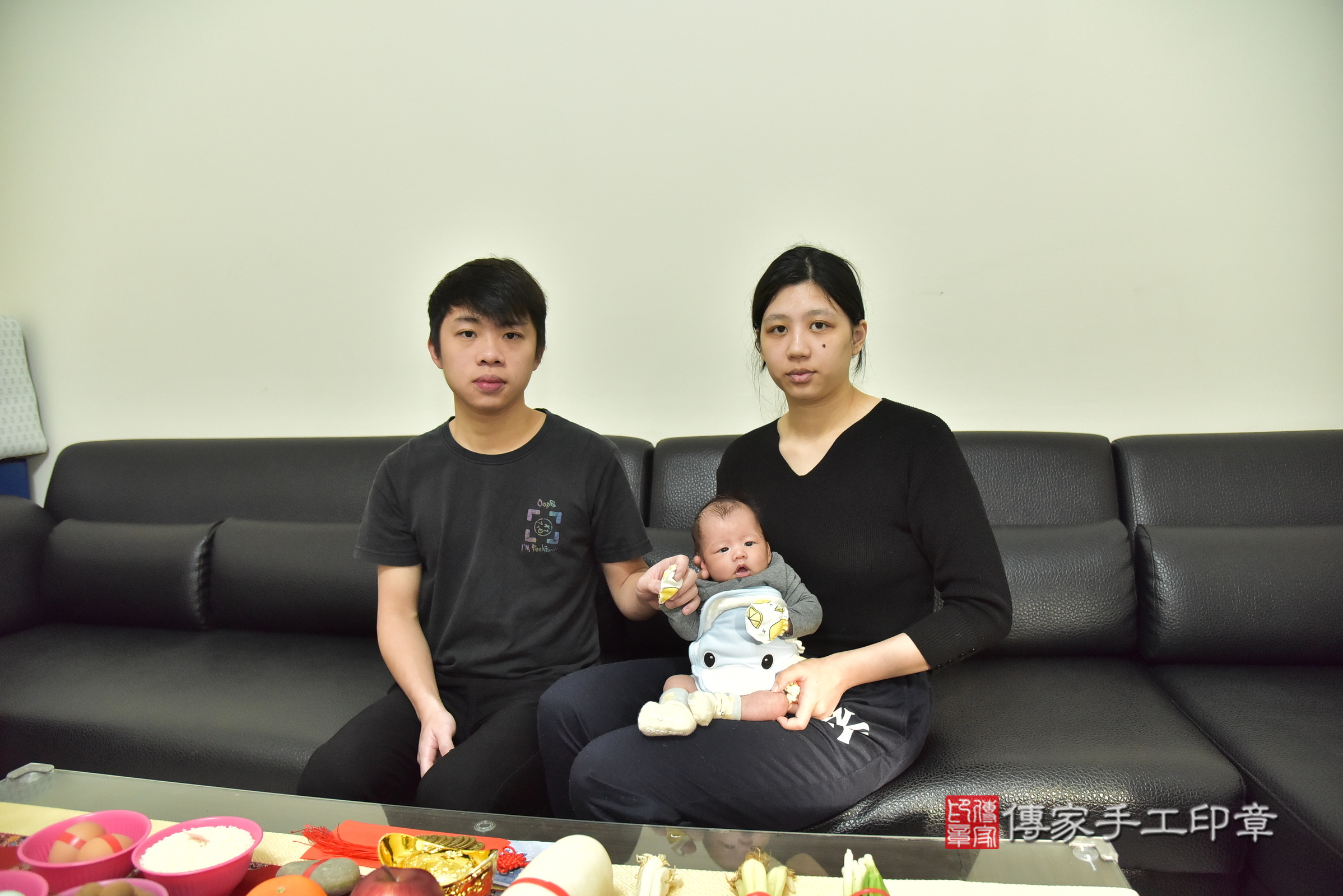 小焺寶寶(新北市蘆洲區到府嬰兒小焺寶寶滿月剃頭理髮、到府嬰兒剃胎毛儀式吉祥話)。到府剃頭剃胎毛主持、專業拍照、證書。★購買「臍帶章、肚臍章、胎毛筆刷印章」贈送：剃頭、收涎、抓周，三選一。2025.1.4，照片1