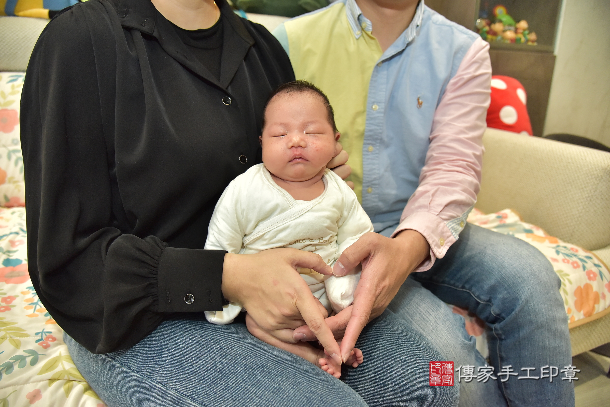小維寶寶(新北市新莊區到府嬰兒小維寶寶滿月剃頭理髮、到府嬰兒剃胎毛儀式吉祥話)。到府剃頭剃胎毛主持、專業拍照、證書。★購買「臍帶章、肚臍章、胎毛筆刷印章」贈送：剃頭、收涎、抓周，三選一。2025.1.6，照片1