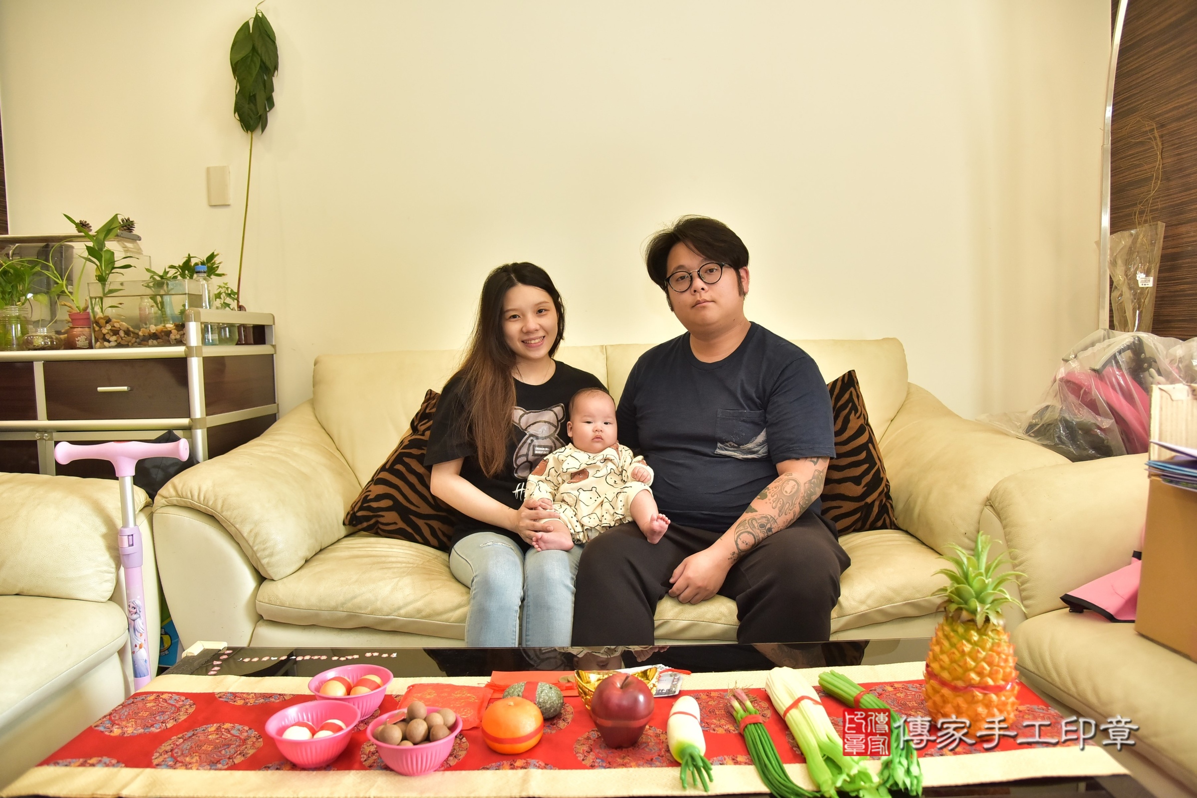 小曜寶寶(新北市林口區到府嬰兒小曜寶寶滿月剃頭理髮、到府嬰兒剃胎毛儀式吉祥話)。到府剃頭剃胎毛主持、專業拍照、證書。★購買「臍帶章、肚臍章、胎毛筆刷印章」贈送：剃頭、收涎、抓周，三選一。2025.1.6，照片1
