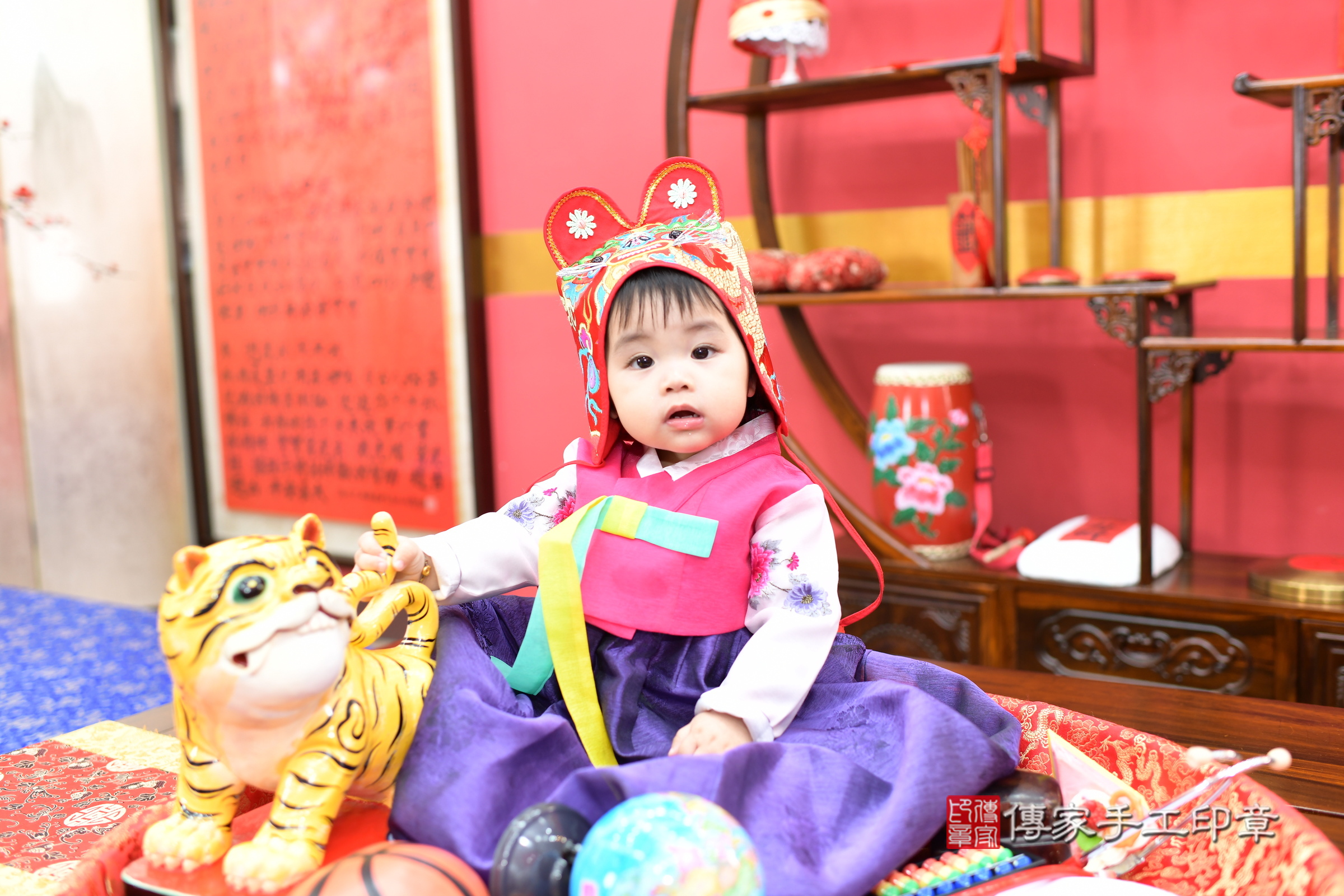 新北市永和區小璇寶寶抓周推薦：傳家新北店抓周度脺中國風會場，嬰兒古禮抓周流程儀式吉祥話、抓周道具物品24種、拍照。抓周證書。2025.1.4，照片1