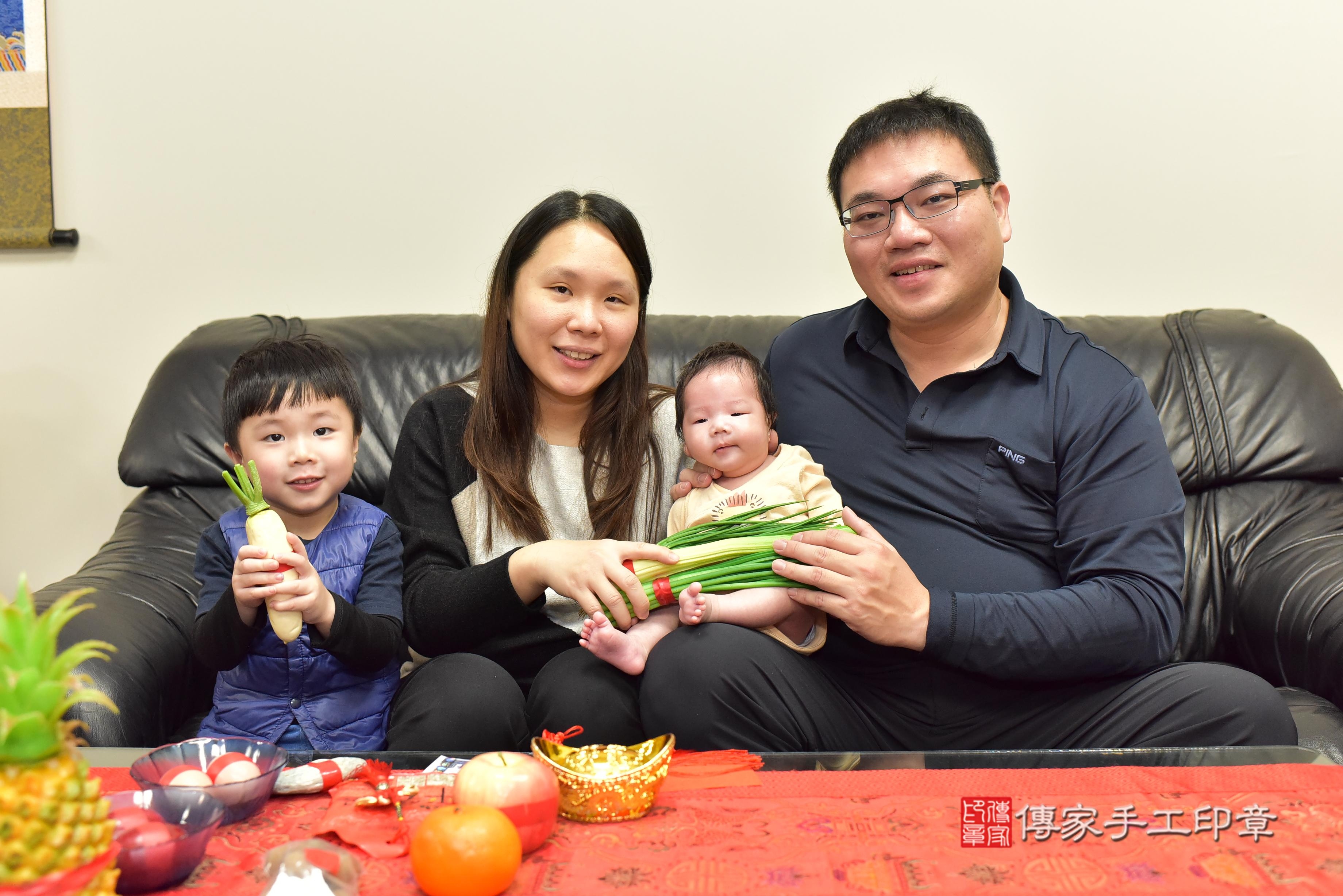 傳家手工印章台南店、抓周、度脺、中國風會場、傳家嬰兒古禮、吉祥話、抓周道具物品24種、拍照。抓周證書。寶寶抓周、滿周歲、生日快樂、祝福