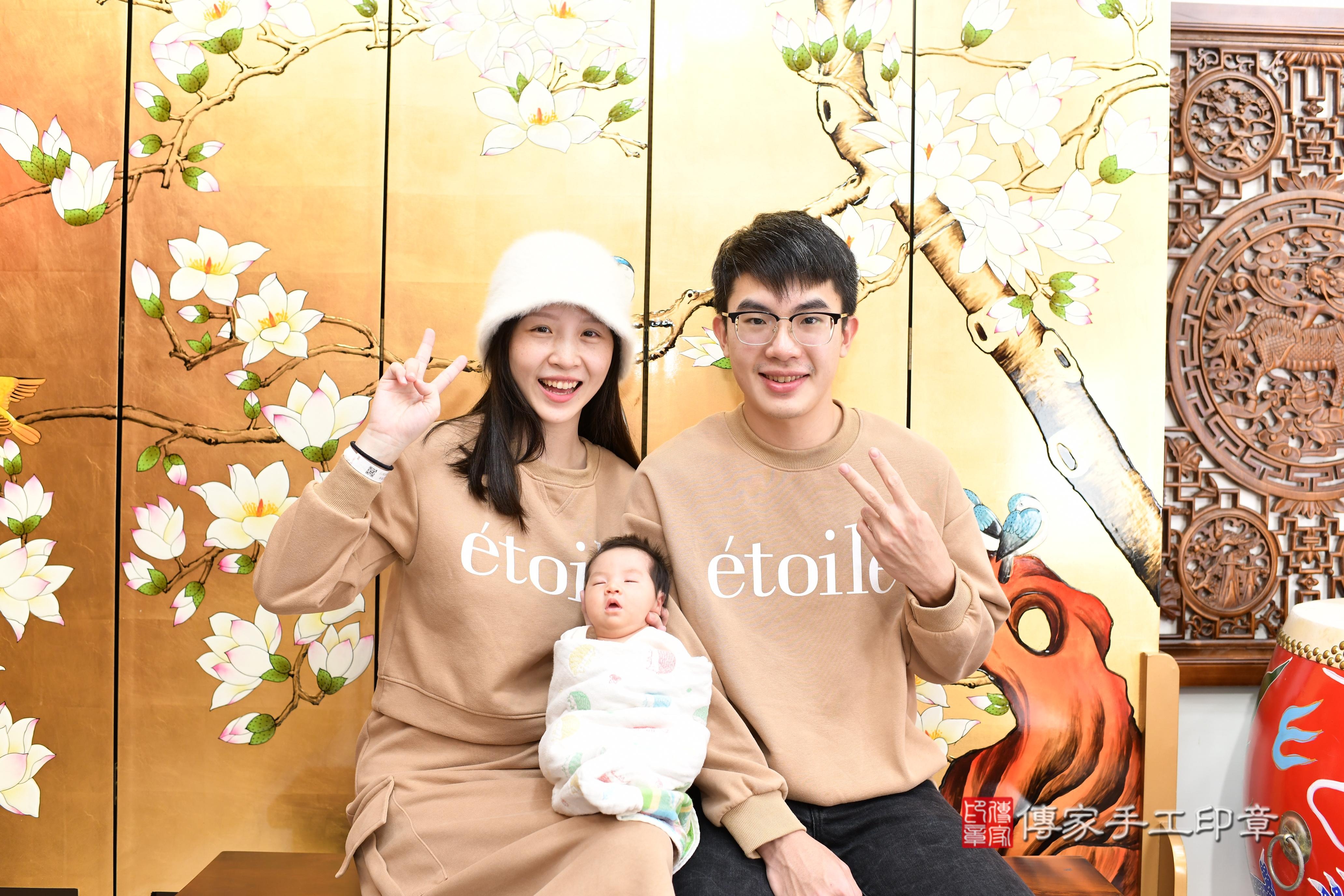 傳家手工印章台南店、抓周、度脺、中國風會場、傳家嬰兒古禮、吉祥話、抓周道具物品24種、拍照。抓周證書。寶寶抓周、滿周歲、生日快樂、祝福