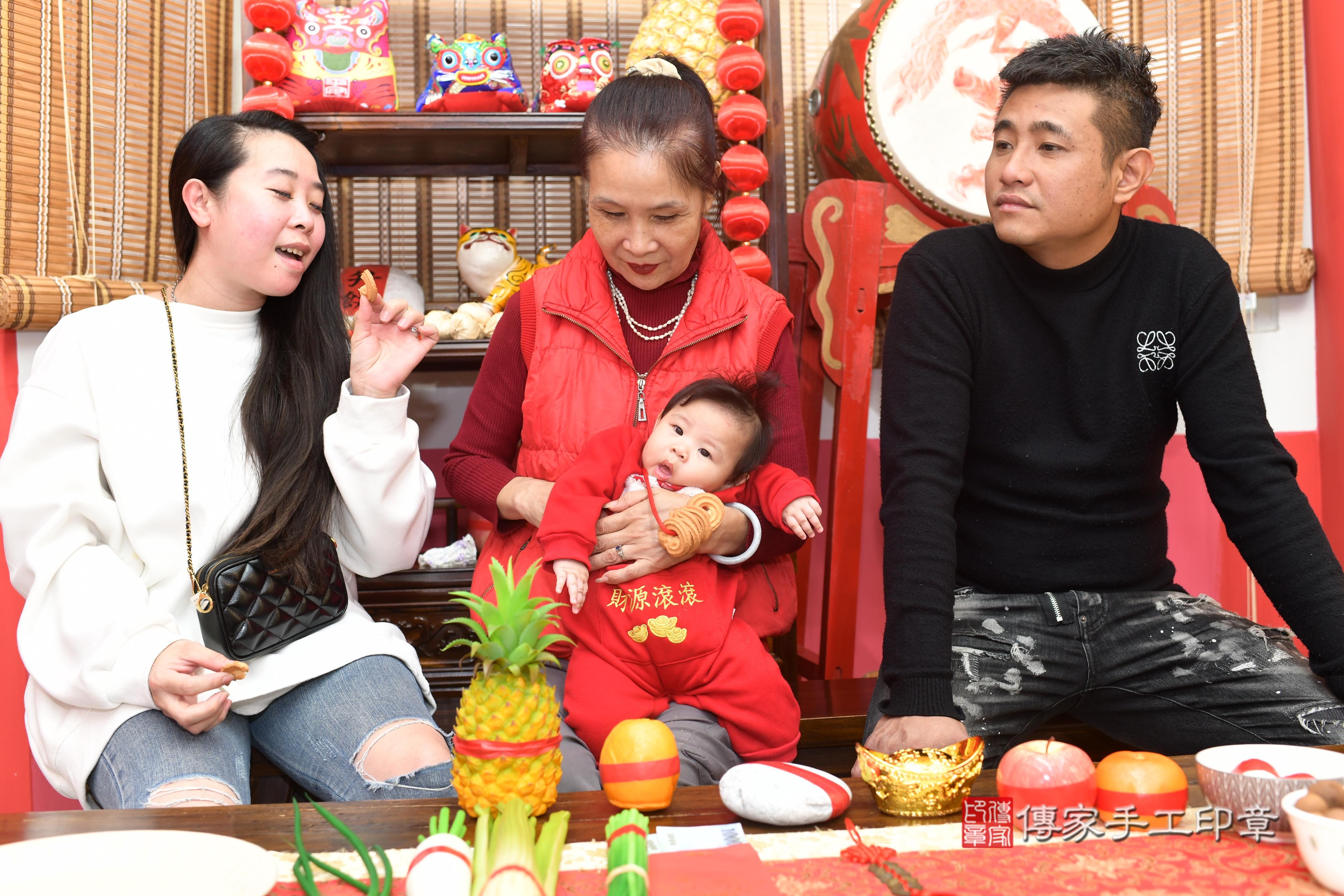 傳家手工印章高雄店、抓周、度脺、中國風會場、傳家嬰兒古禮、吉祥話、抓周道具物品24種、拍照。抓周證書。寶寶抓周、滿周歲、生日快樂、祝福