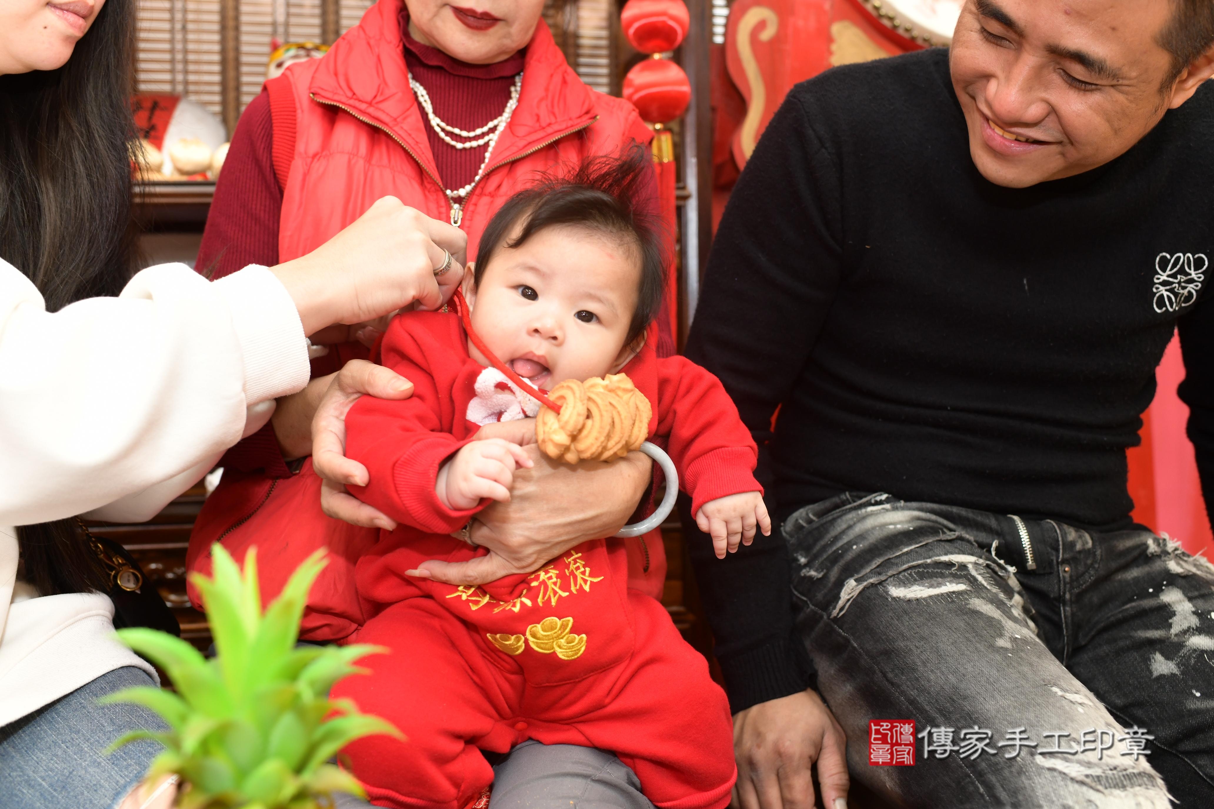 傳家手工印章高雄店、抓周、度脺、中國風會場、傳家嬰兒古禮、吉祥話、抓周道具物品24種、拍照。抓周證書。寶寶抓周、滿周歲、生日快樂、祝福