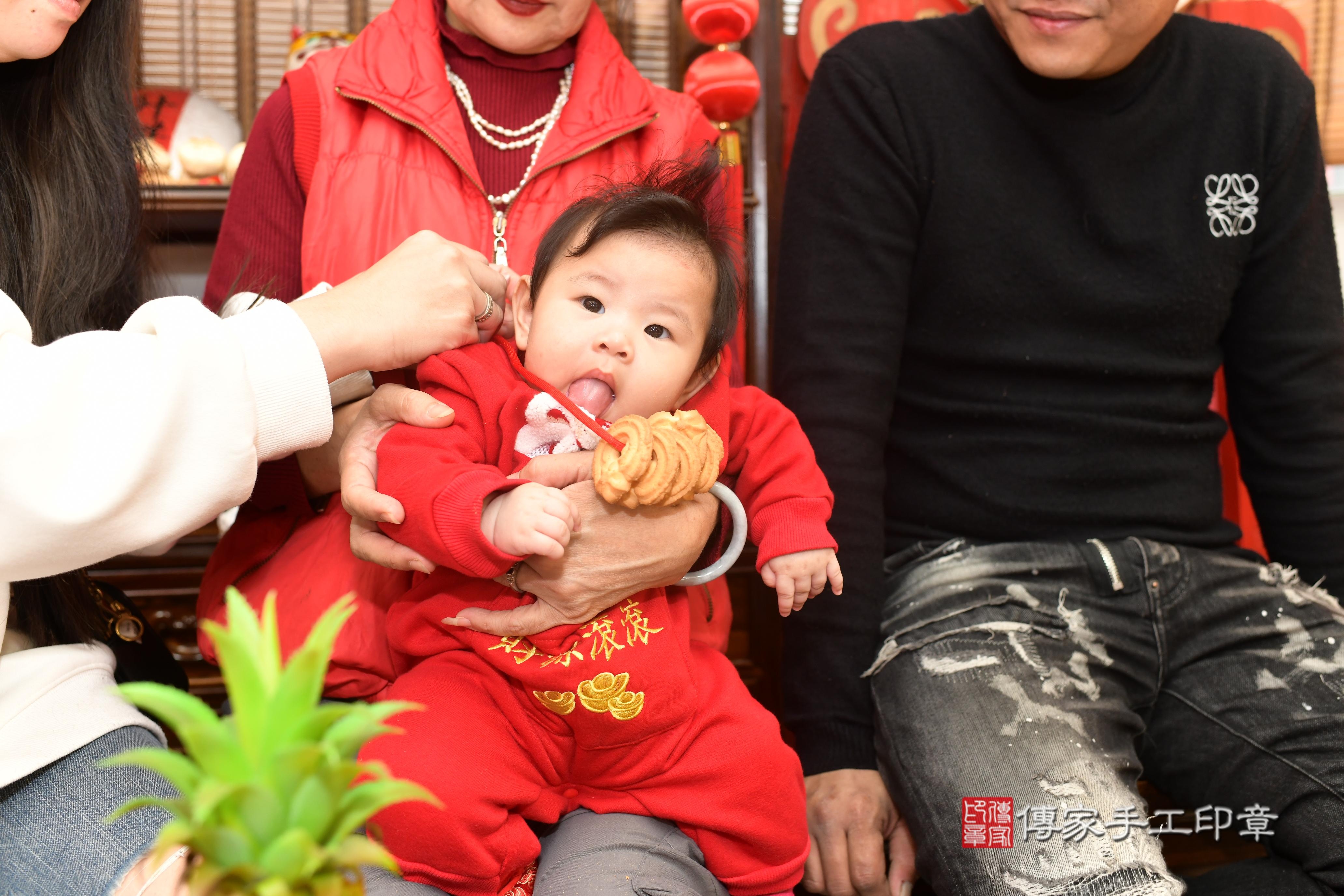 傳家手工印章高雄店、抓周、度脺、中國風會場、傳家嬰兒古禮、吉祥話、抓周道具物品24種、拍照。抓周證書。寶寶抓周、滿周歲、生日快樂、祝福