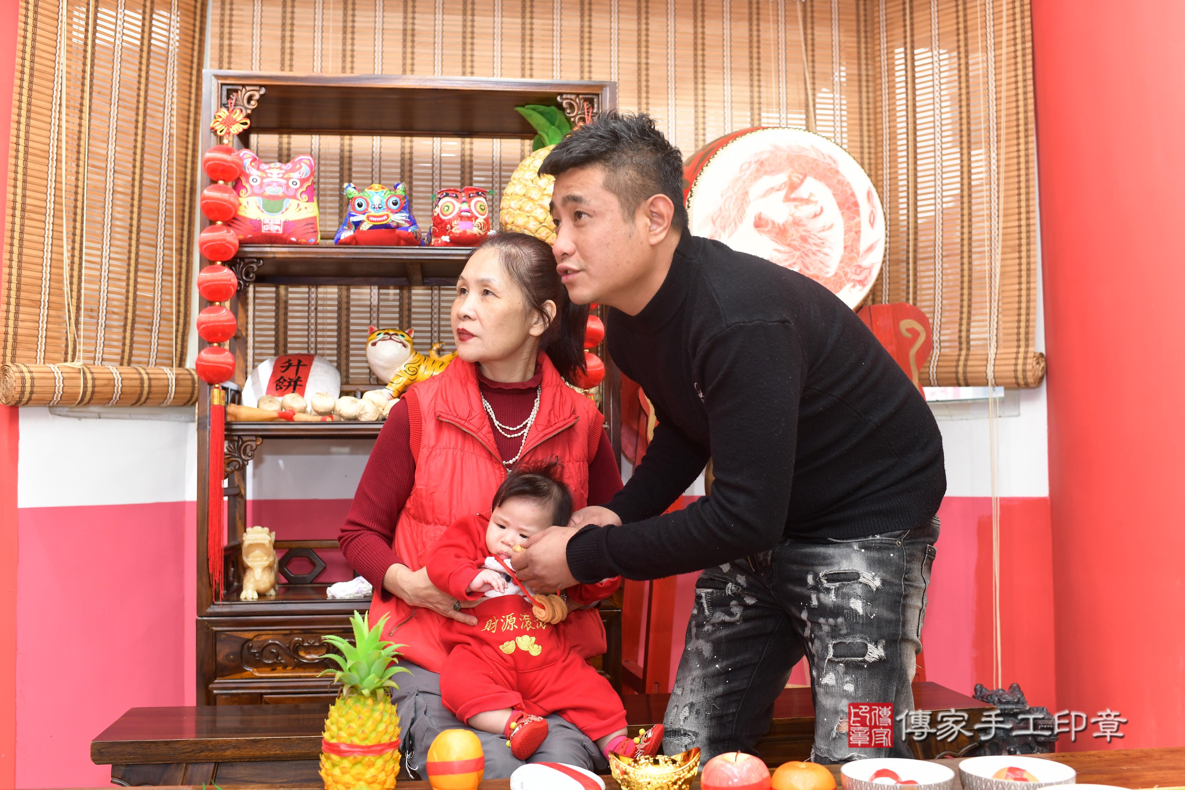 傳家手工印章高雄店、抓周、度脺、中國風會場、傳家嬰兒古禮、吉祥話、抓周道具物品24種、拍照。抓周證書。寶寶抓周、滿周歲、生日快樂、祝福