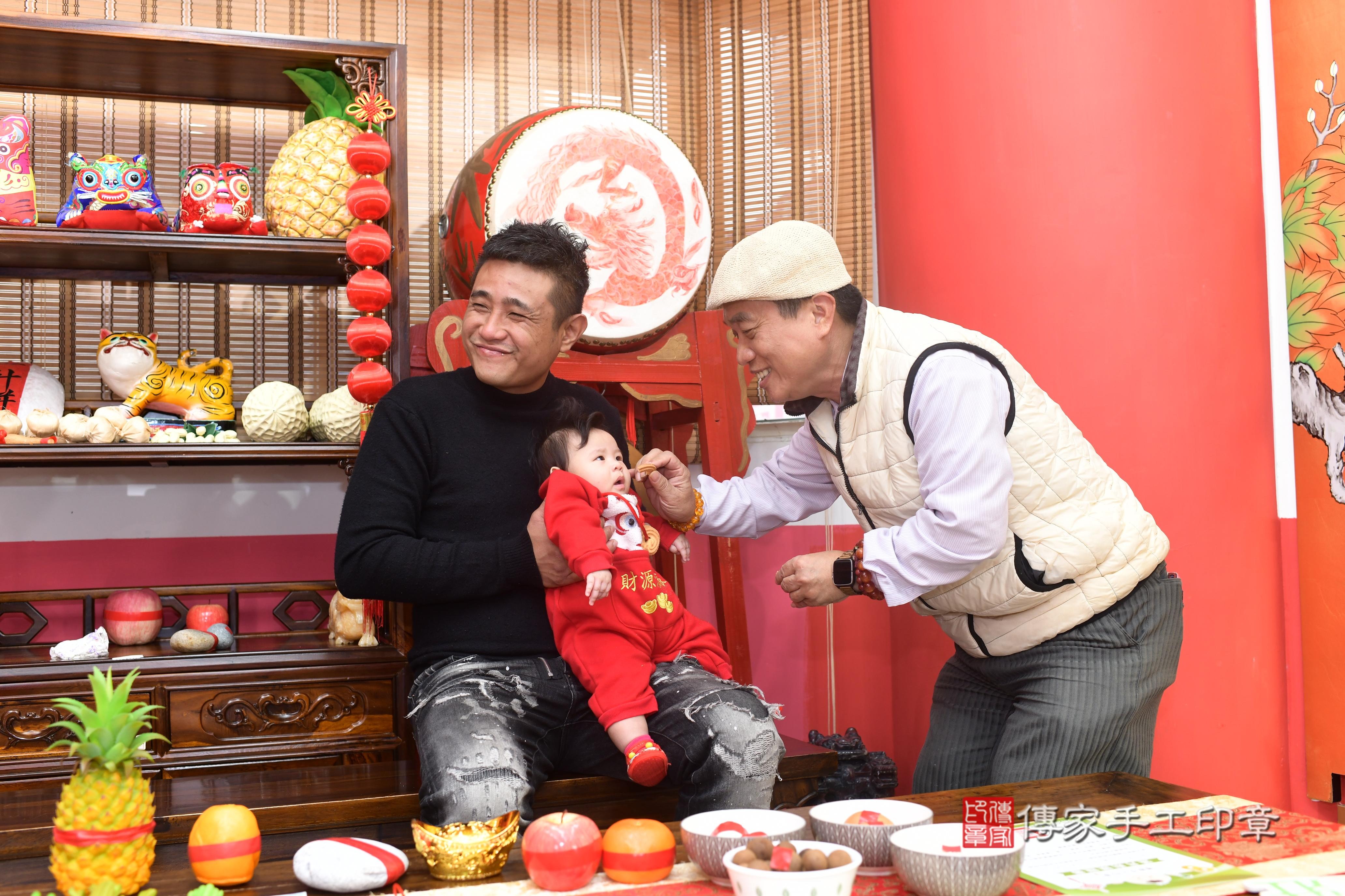 傳家手工印章高雄店、抓周、度脺、中國風會場、傳家嬰兒古禮、吉祥話、抓周道具物品24種、拍照。抓周證書。寶寶抓周、滿周歲、生日快樂、祝福