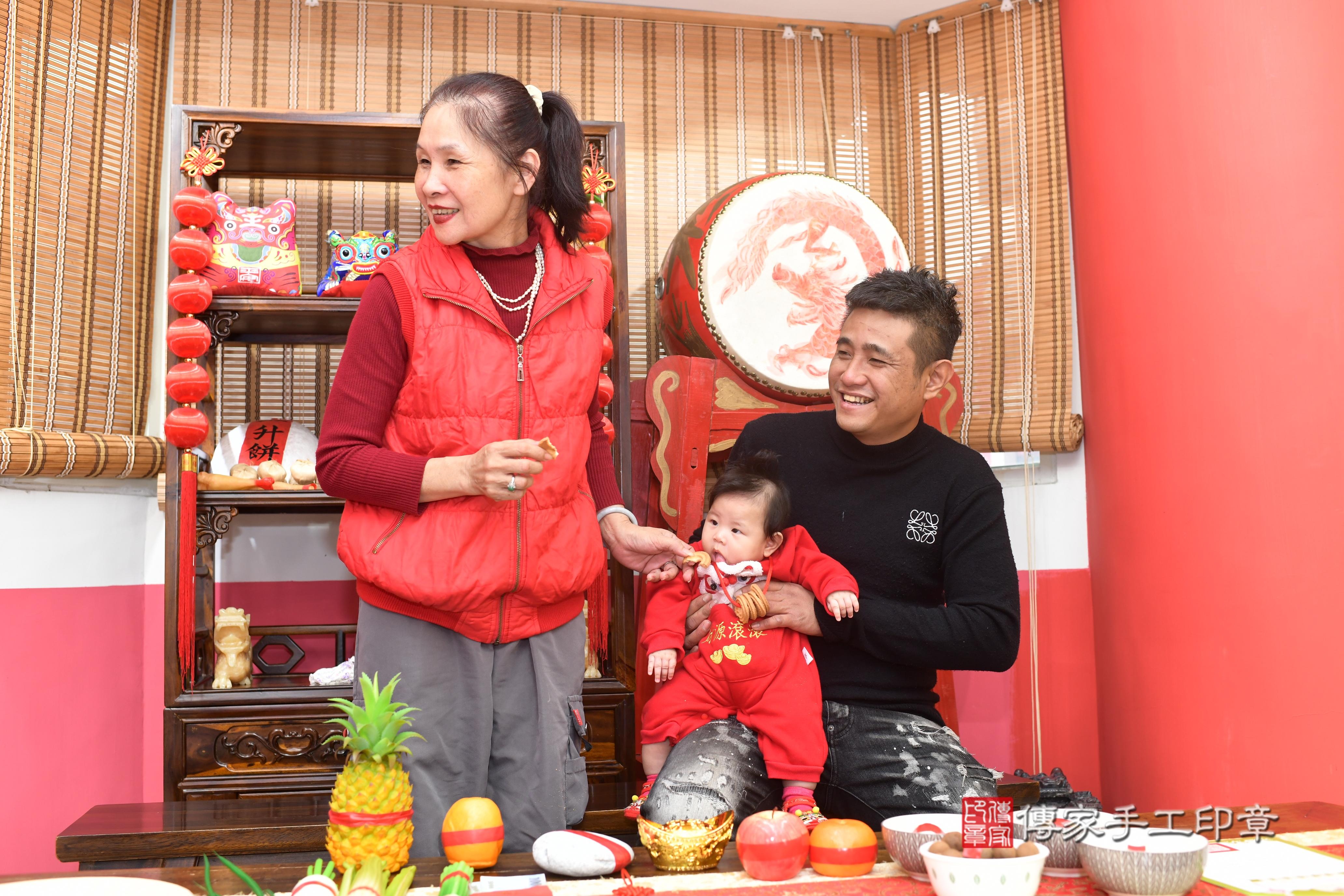 傳家手工印章高雄店、抓周、度脺、中國風會場、傳家嬰兒古禮、吉祥話、抓周道具物品24種、拍照。抓周證書。寶寶抓周、滿周歲、生日快樂、祝福