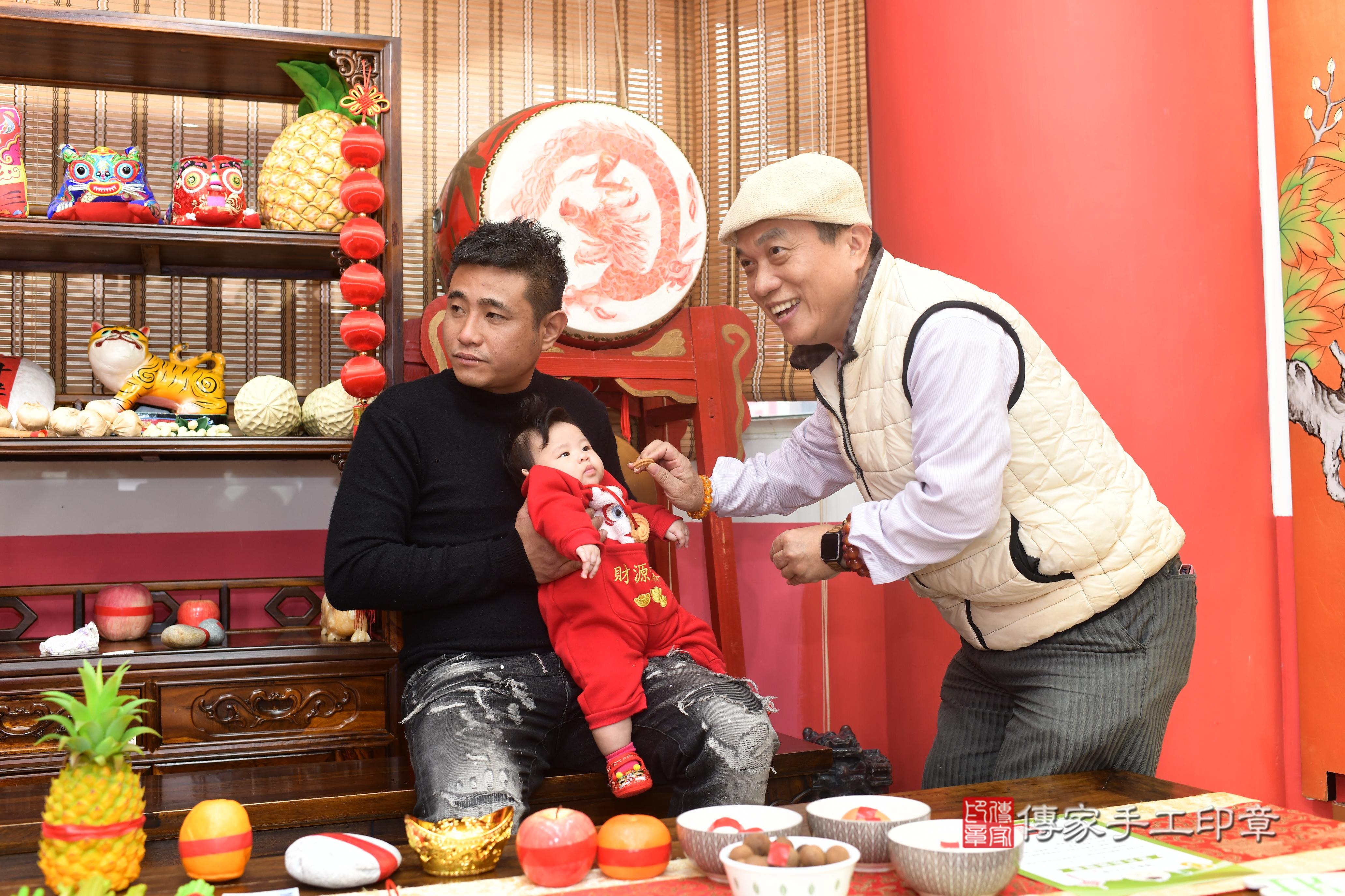 傳家手工印章高雄店、抓周、度脺、中國風會場、傳家嬰兒古禮、吉祥話、抓周道具物品24種、拍照。抓周證書。寶寶抓周、滿周歲、生日快樂、祝福