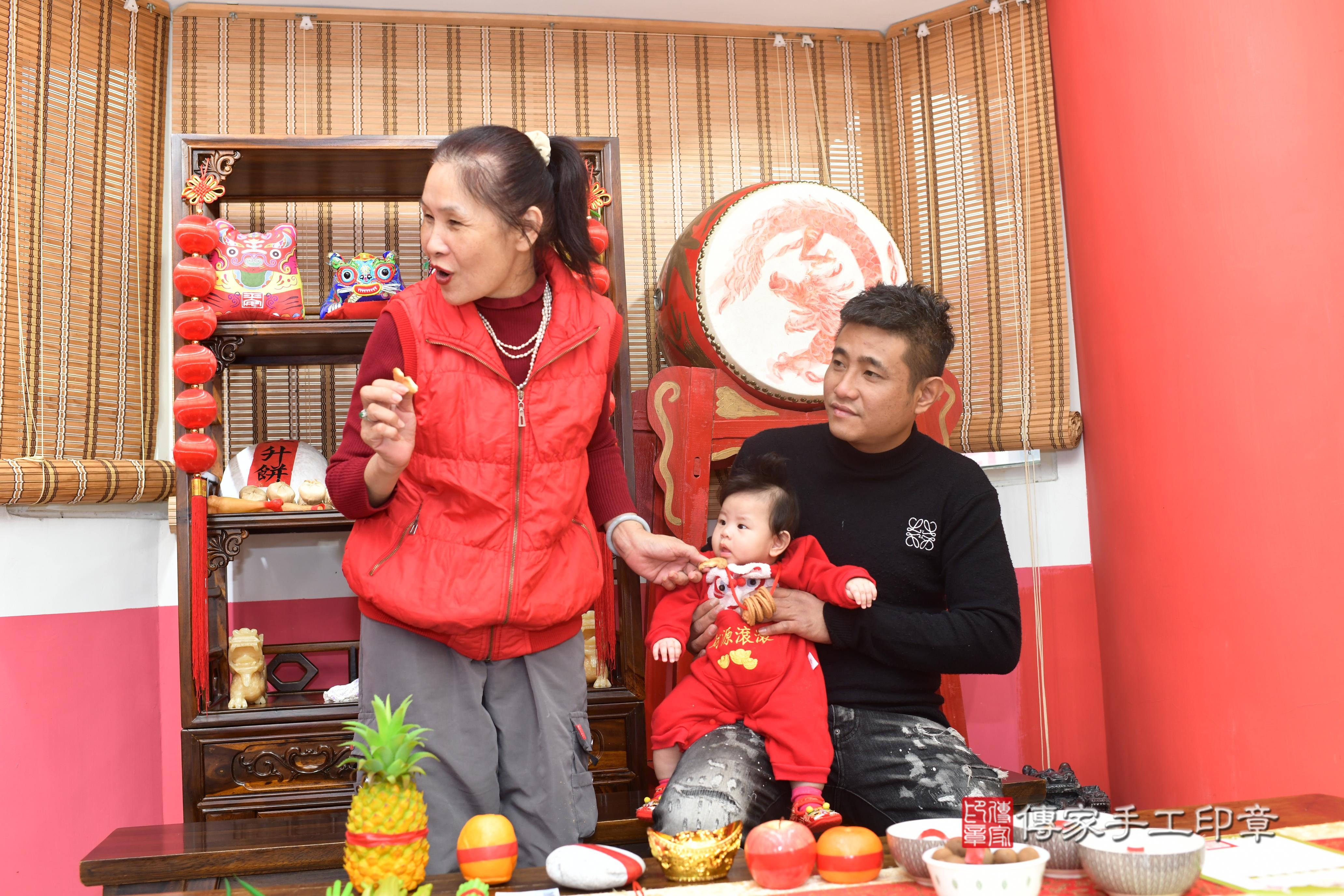 傳家手工印章高雄店、抓周、度脺、中國風會場、傳家嬰兒古禮、吉祥話、抓周道具物品24種、拍照。抓周證書。寶寶抓周、滿周歲、生日快樂、祝福