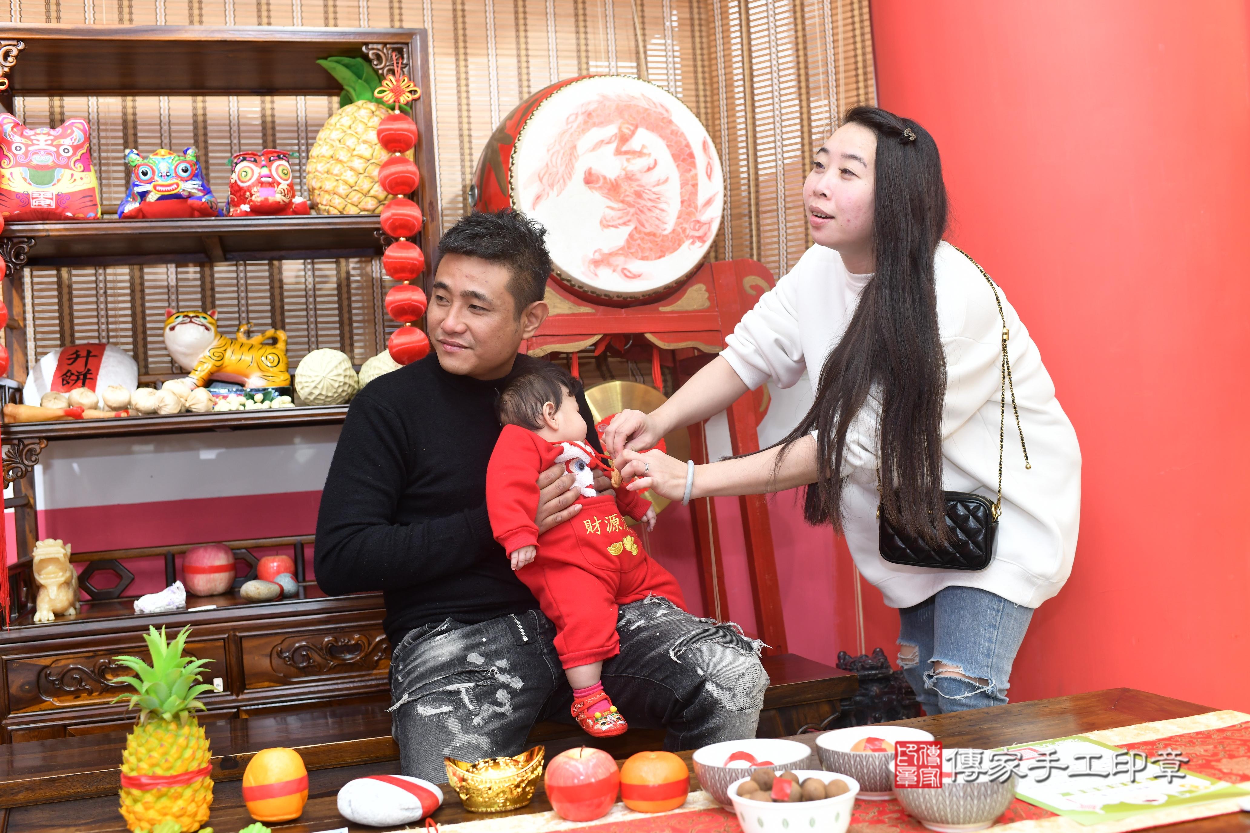 傳家手工印章高雄店、抓周、度脺、中國風會場、傳家嬰兒古禮、吉祥話、抓周道具物品24種、拍照。抓周證書。寶寶抓周、滿周歲、生日快樂、祝福