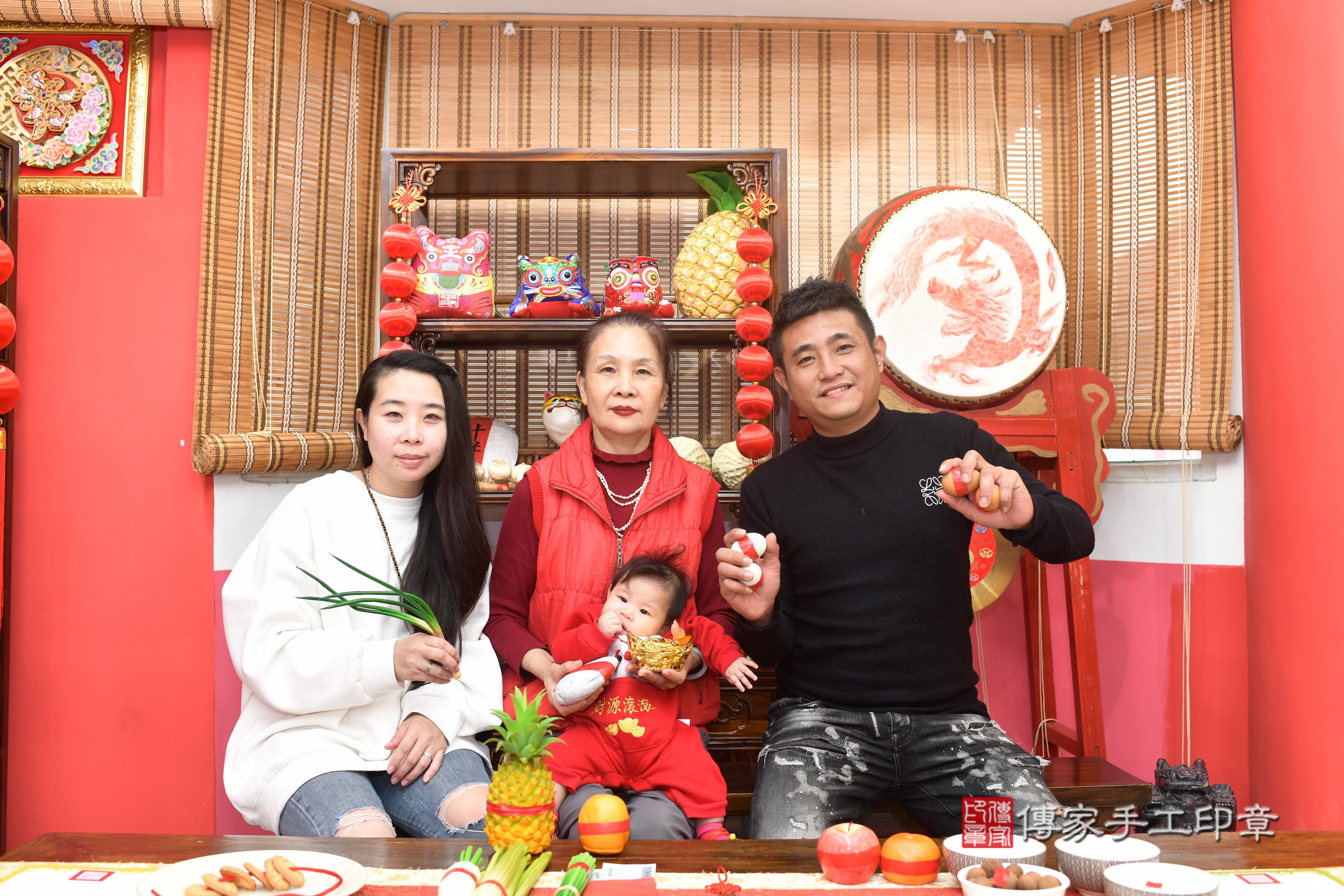 傳家手工印章高雄店、抓周、度脺、中國風會場、傳家嬰兒古禮、吉祥話、抓周道具物品24種、拍照。抓周證書。寶寶抓周、滿周歲、生日快樂、祝福