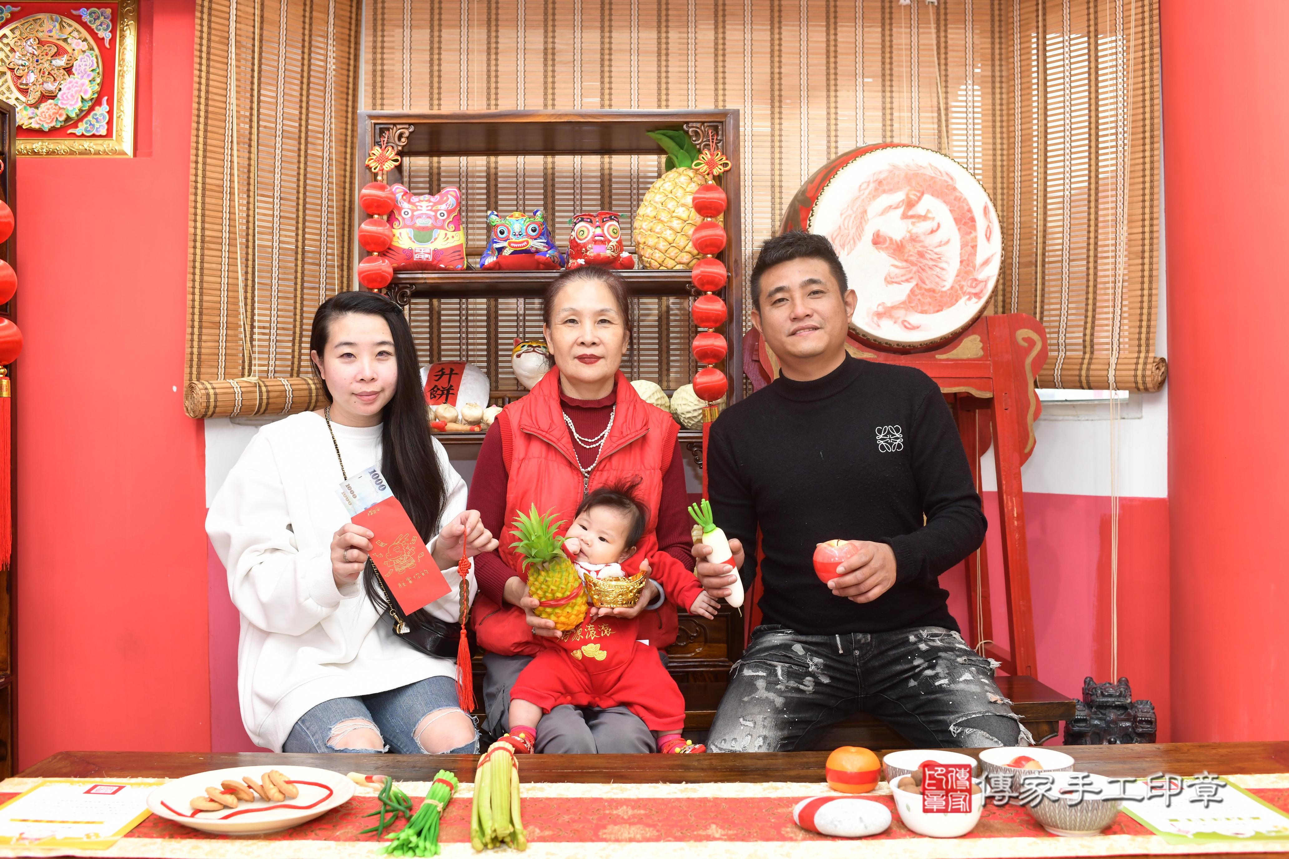 傳家手工印章高雄店、抓周、度脺、中國風會場、傳家嬰兒古禮、吉祥話、抓周道具物品24種、拍照。抓周證書。寶寶抓周、滿周歲、生日快樂、祝福