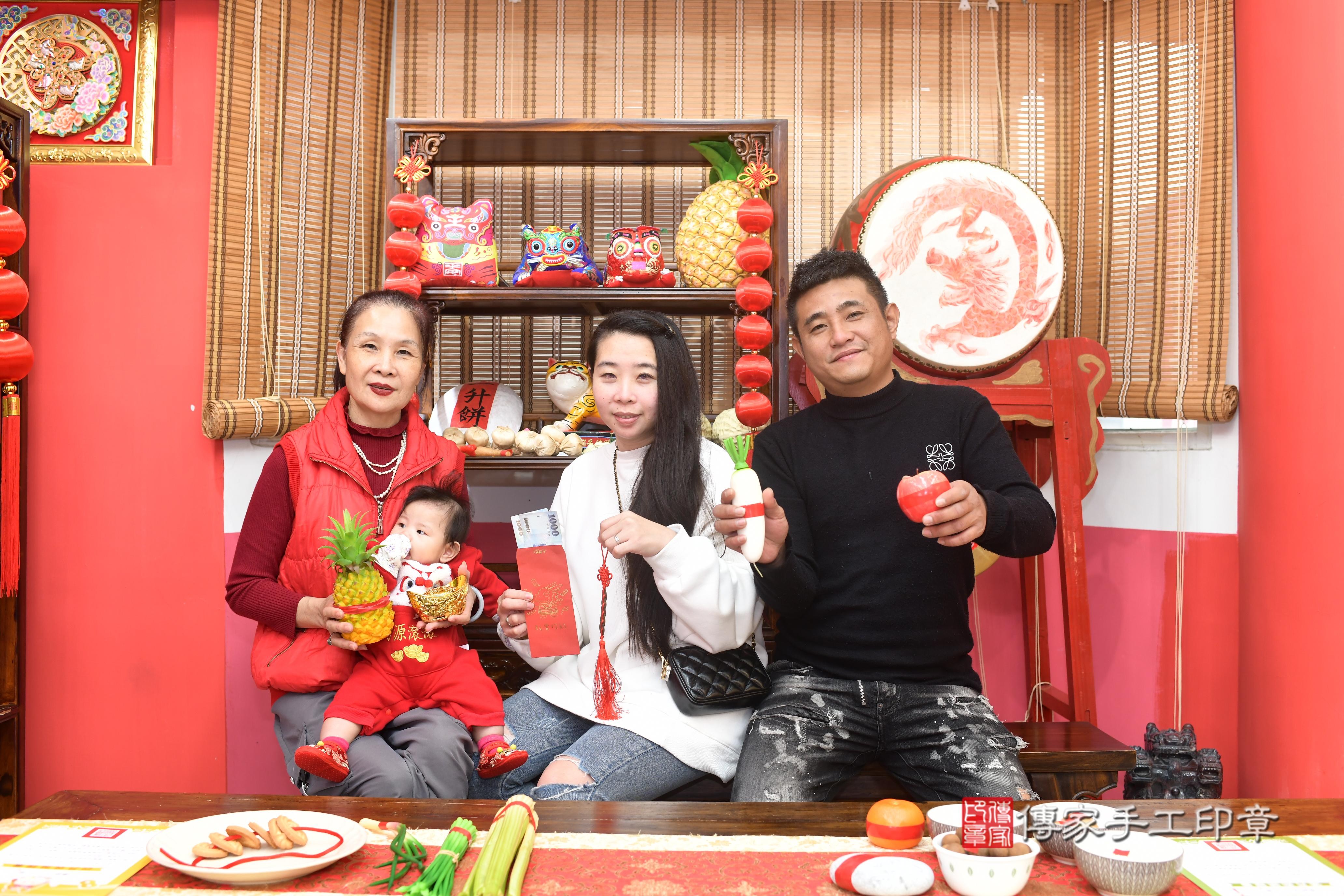 傳家手工印章高雄店、抓周、度脺、中國風會場、傳家嬰兒古禮、吉祥話、抓周道具物品24種、拍照。抓周證書。寶寶抓周、滿周歲、生日快樂、祝福