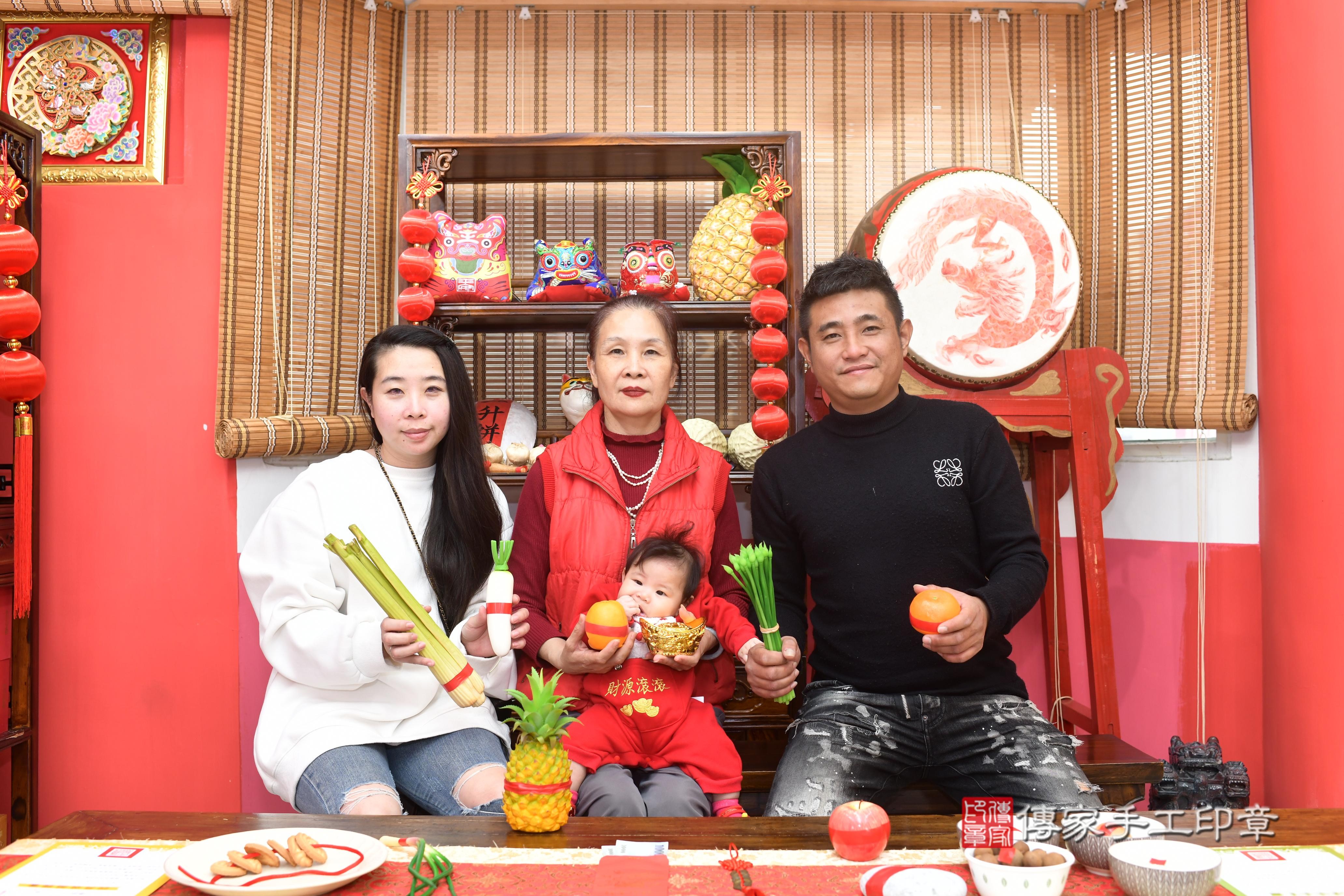 傳家手工印章高雄店、抓周、度脺、中國風會場、傳家嬰兒古禮、吉祥話、抓周道具物品24種、拍照。抓周證書。寶寶抓周、滿周歲、生日快樂、祝福