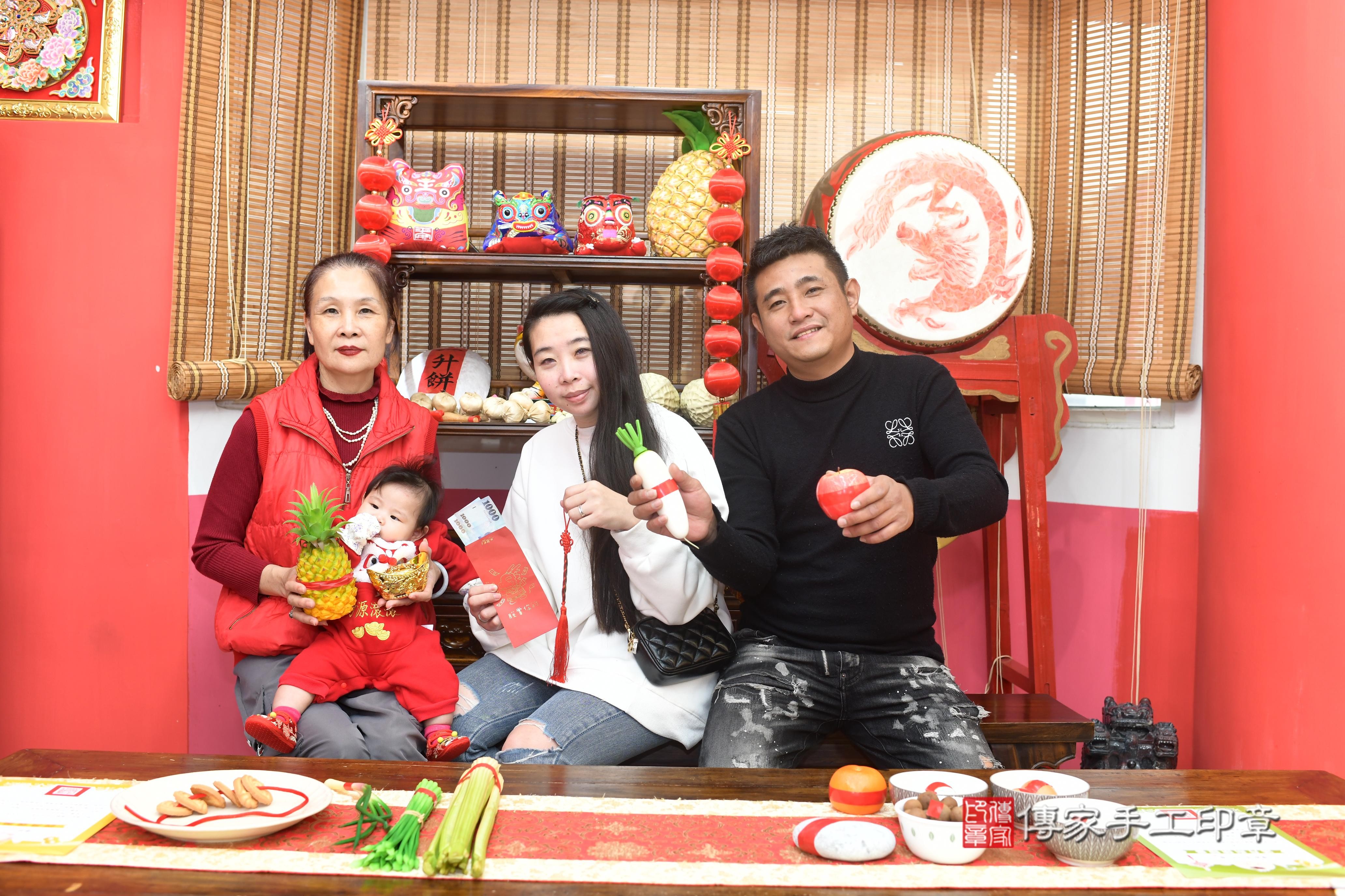 傳家手工印章高雄店、抓周、度脺、中國風會場、傳家嬰兒古禮、吉祥話、抓周道具物品24種、拍照。抓周證書。寶寶抓周、滿周歲、生日快樂、祝福